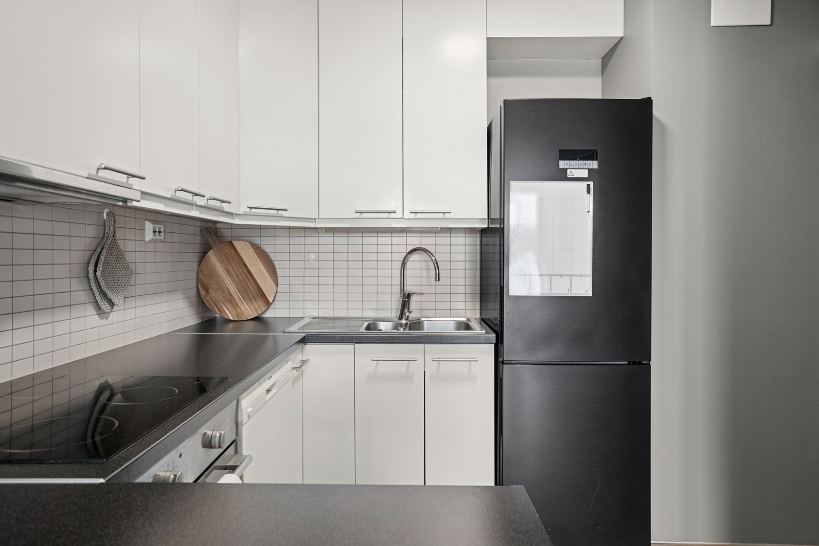 Benkeplaten i laminat er utstyrt med vask, avrenningsfelt og kjøkkenkran. Galleribilde