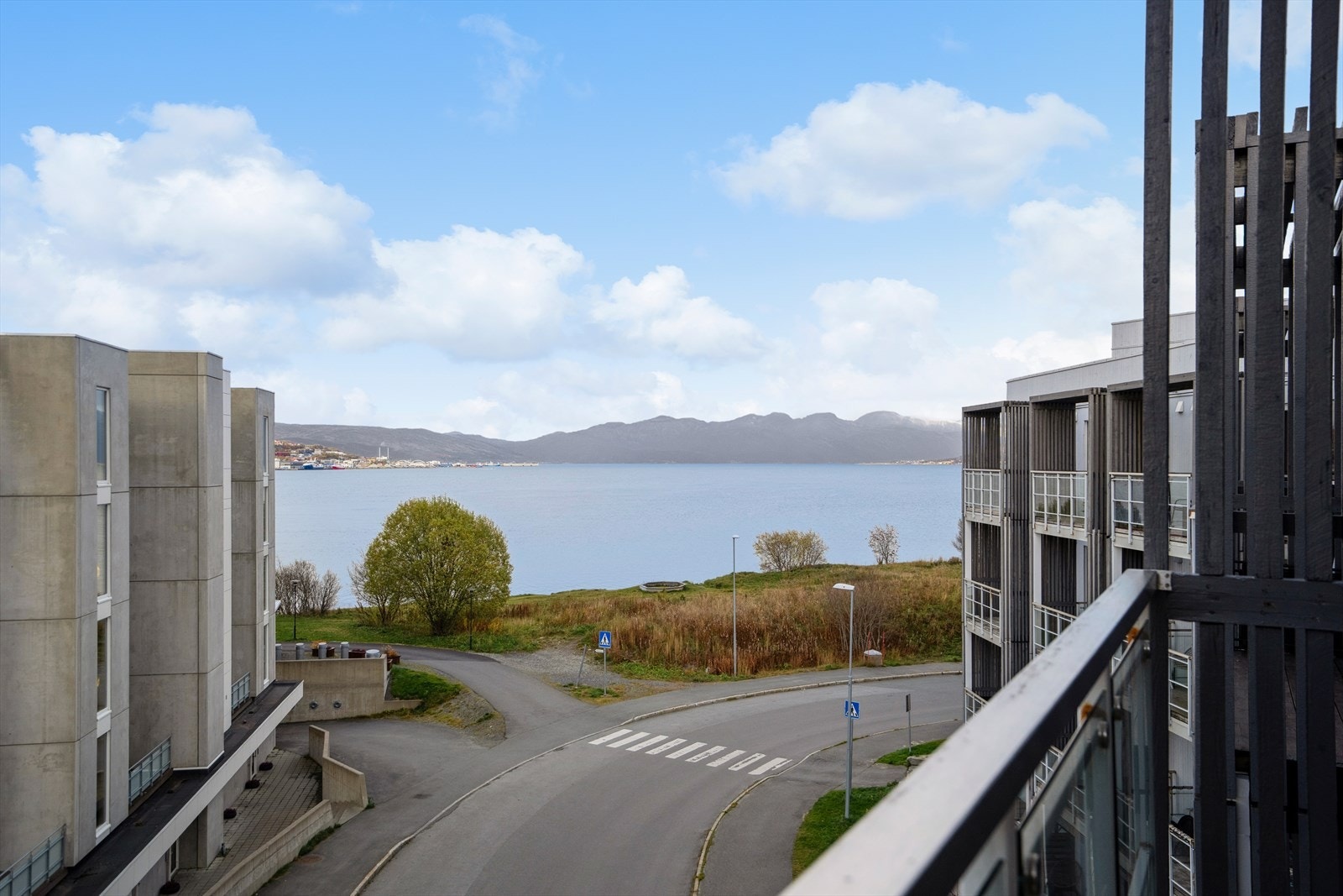 Solrik balkong med herlig utsikt. Galleribilde