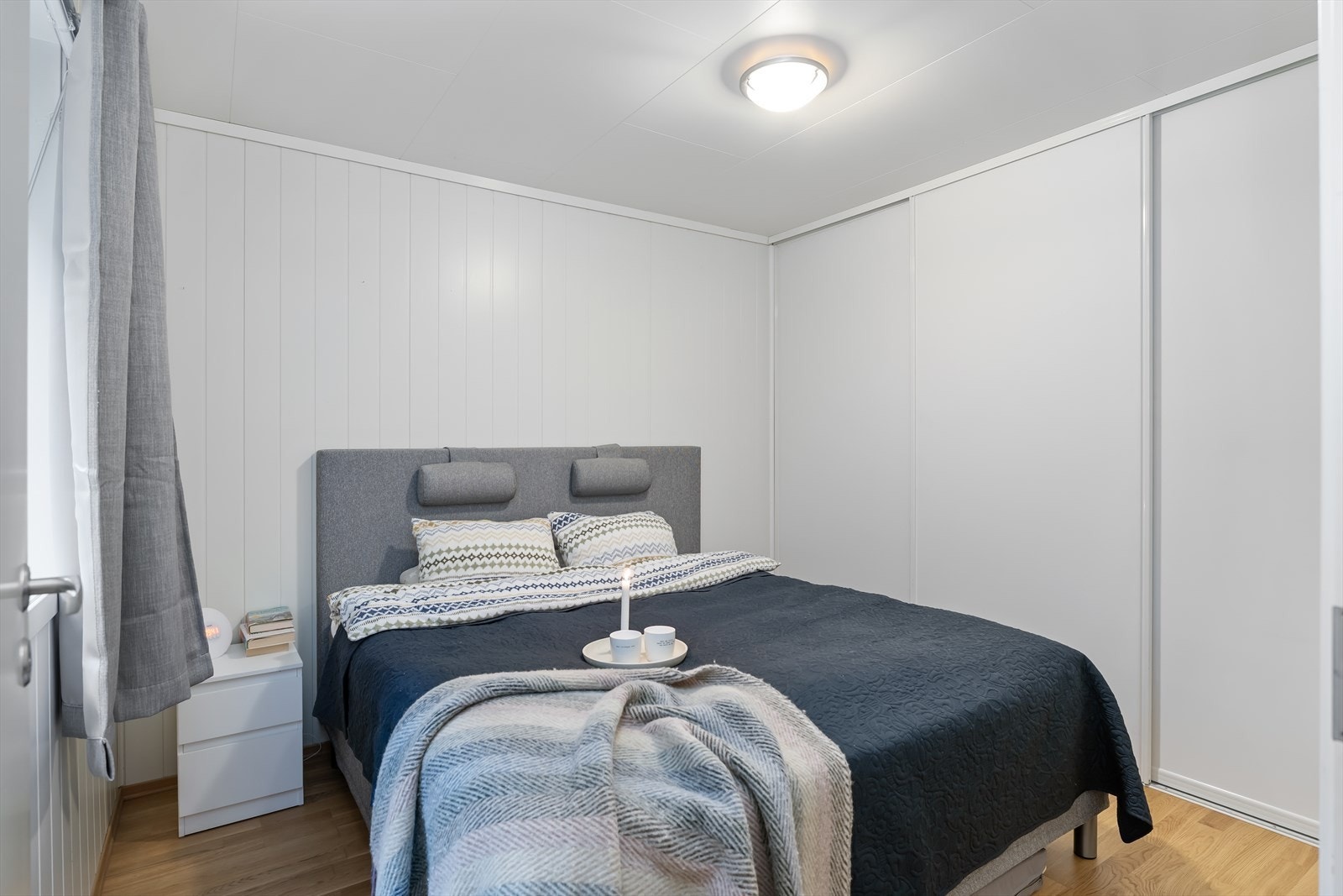 Så er vi på hovedsoverommet. Her har man god plass til dobbeltseng og småmøbler. Galleribilde