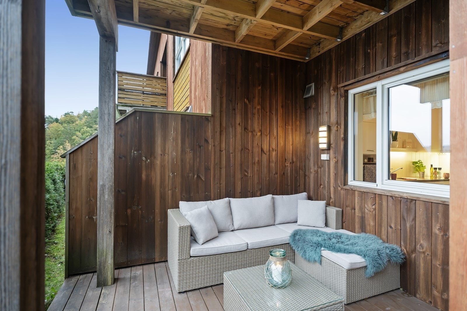 Uteplass med plass til utemøbler. Her sitter man skjermet. Galleribilde