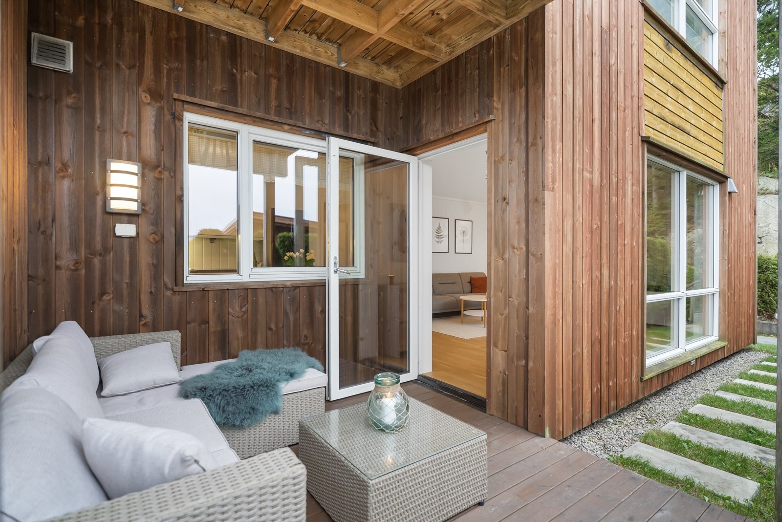 Tilknyttet leiligheten har man uteplass med en liten hageflekk med steinheller. Galleribilde