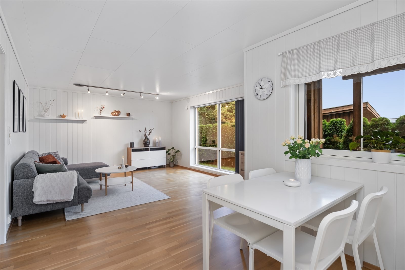 På kjøkkenet har man plass til kjøkkenbord hvor man kan nyte frokosten eller morgenkaffen. Galleribilde