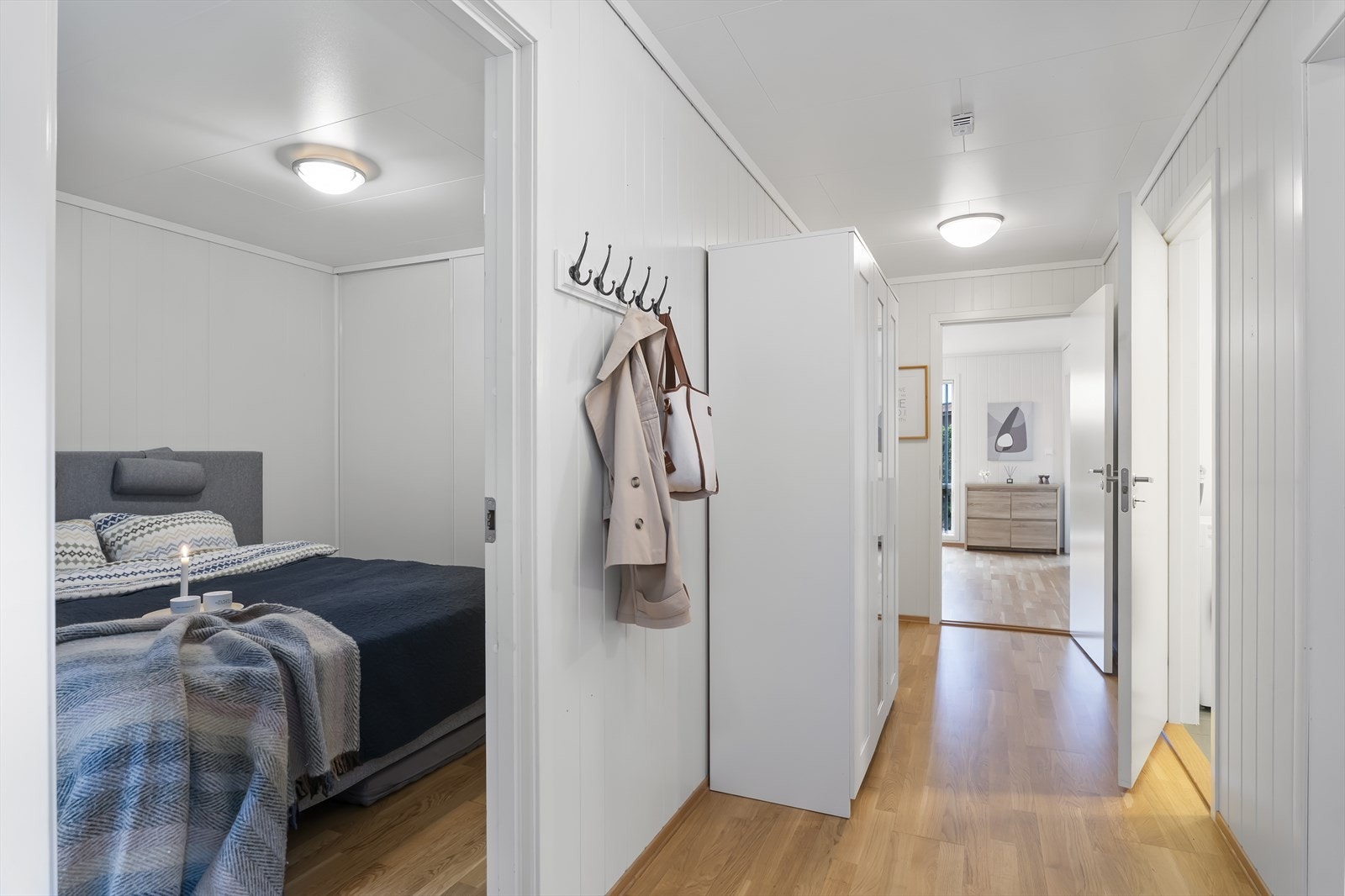 Fra gangen har man tilgang til leilighetens øvrige rom. Galleribilde