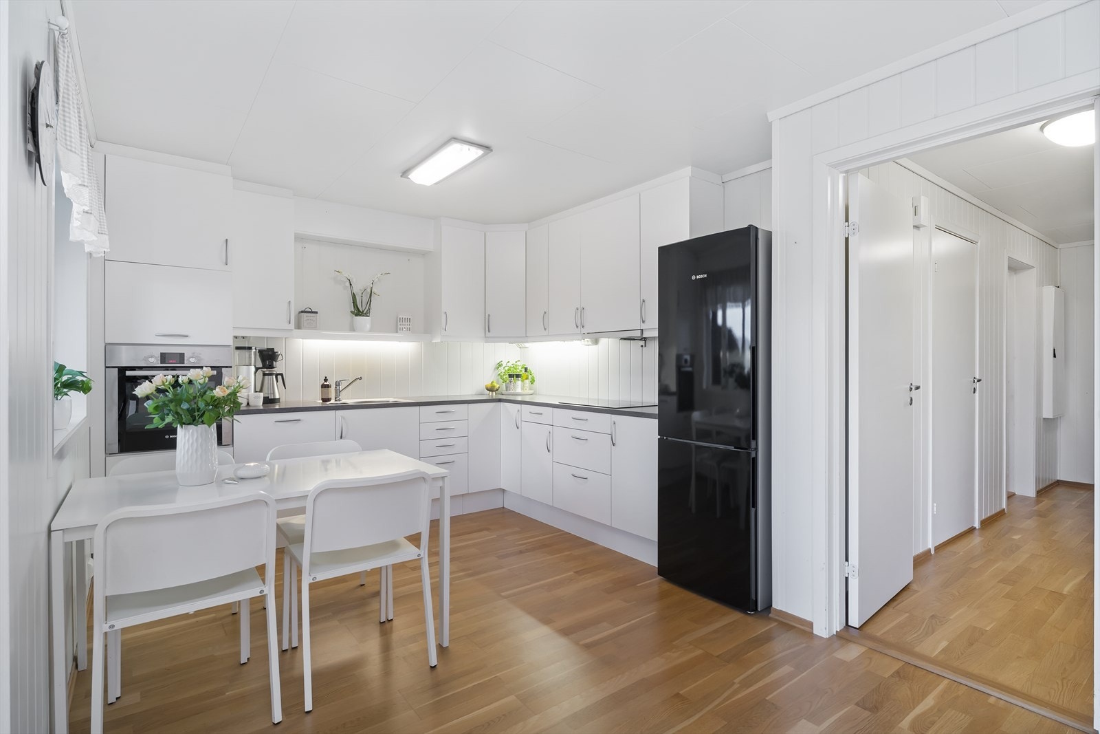 Et lyst og innbydende kjøkken. Galleribilde