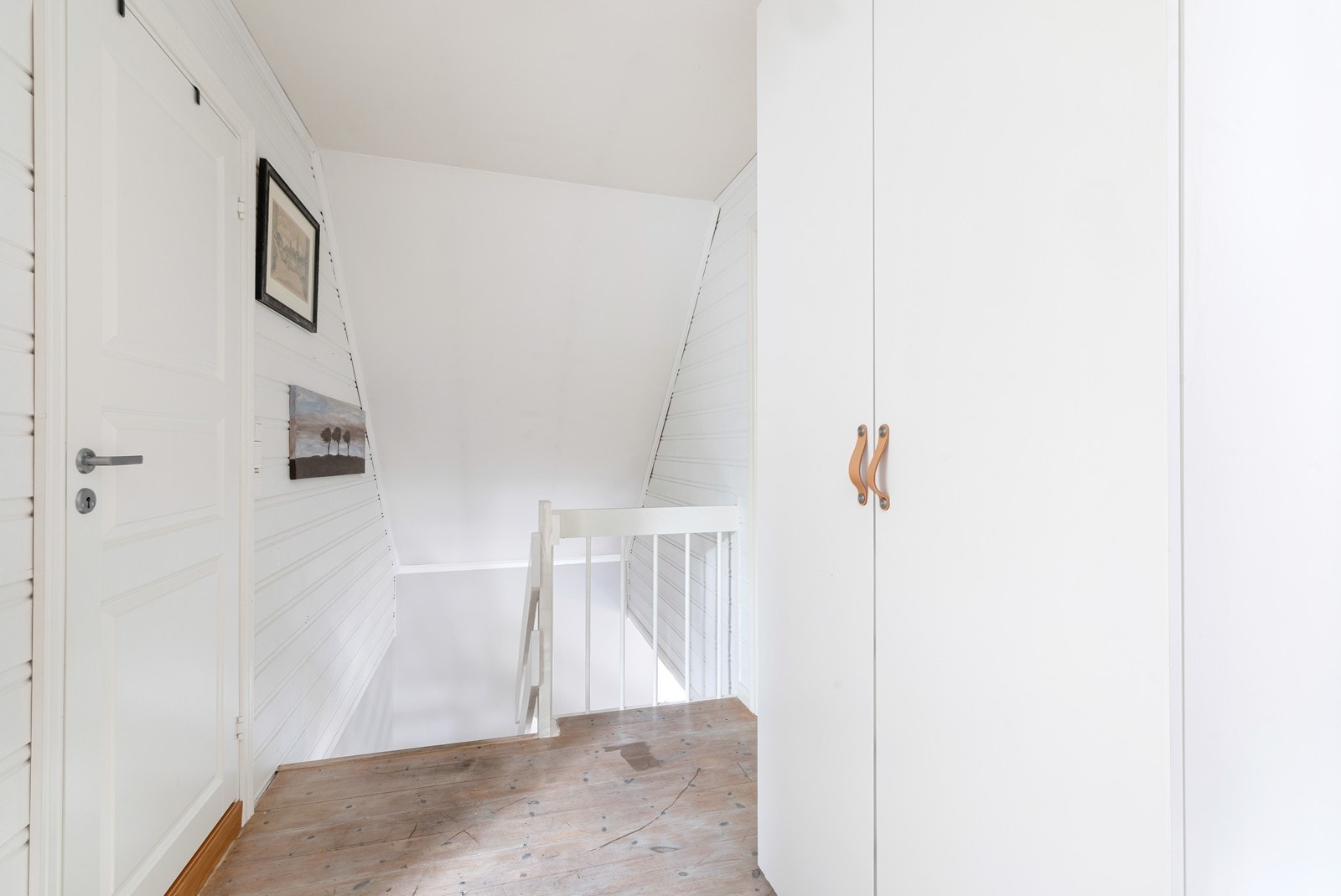 Videre er det trapp fra stuen opp til 2. etg. Galleribilde