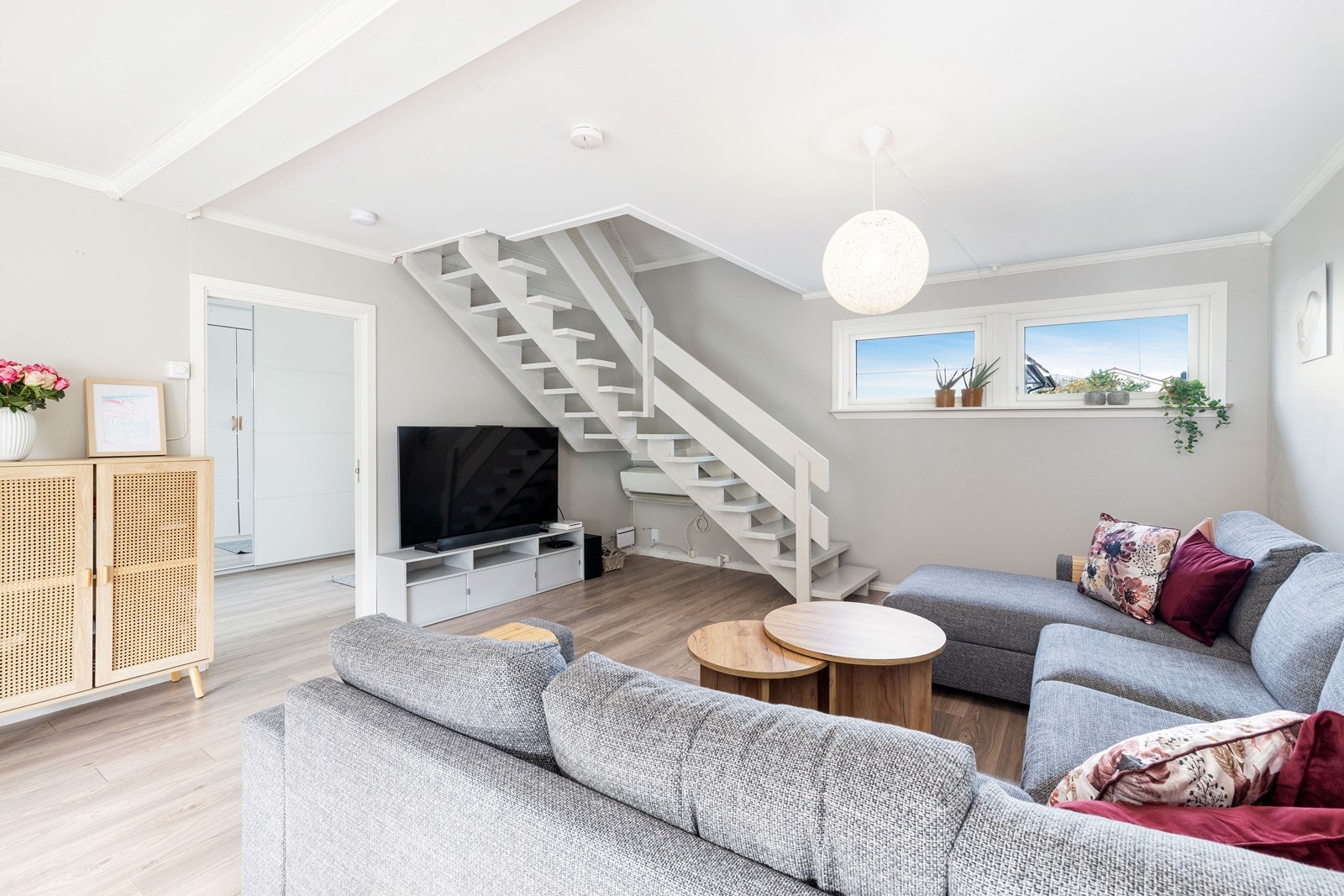 Stuen har flere møbleringsmuligheter. Galleribilde