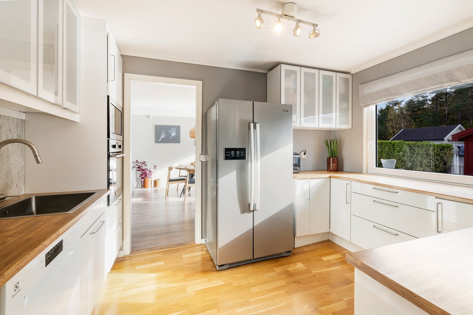 Her er mye benkeplass og innredning med over og underskap. Galleribilde