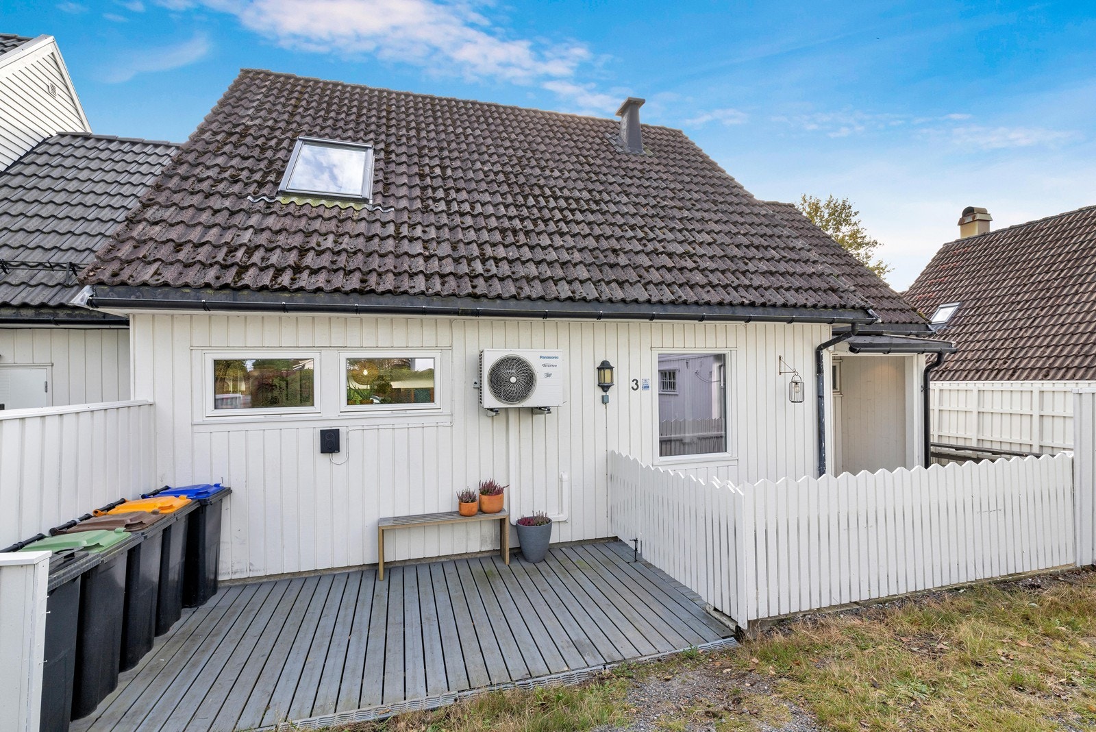 Halvpart av en tomannsbolig med familievennlig beliggenhet over to plan. Galleribilde