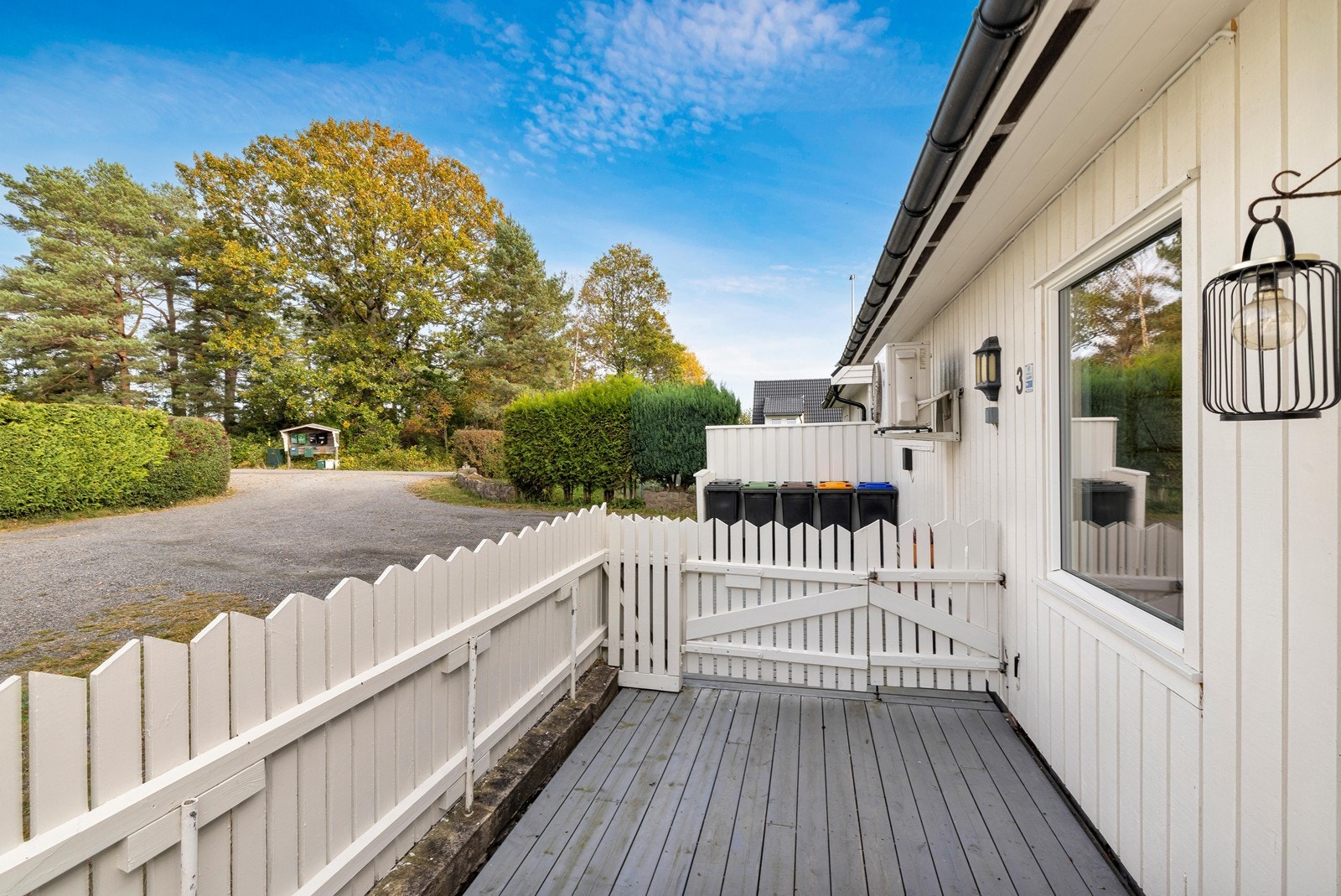 Plass for parkering foran boligen. Galleribilde