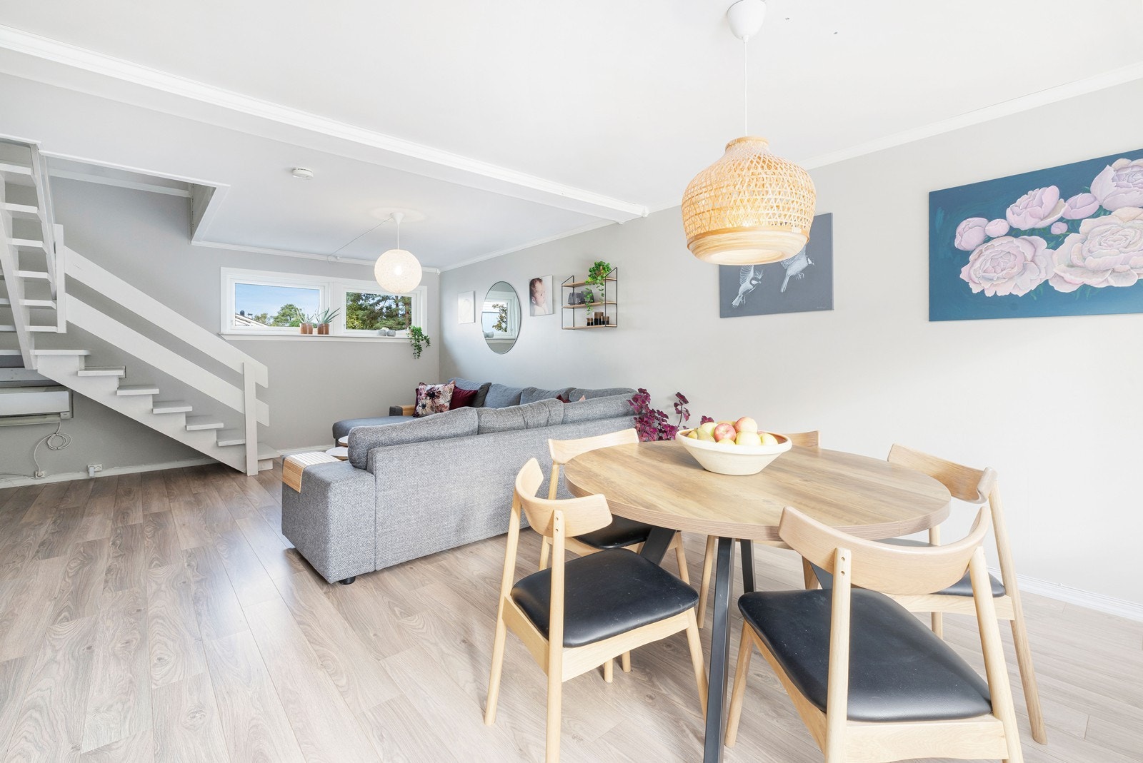 Innrednings muligheter både for spisestue og sofa med tilhørende møbler. Galleribilde