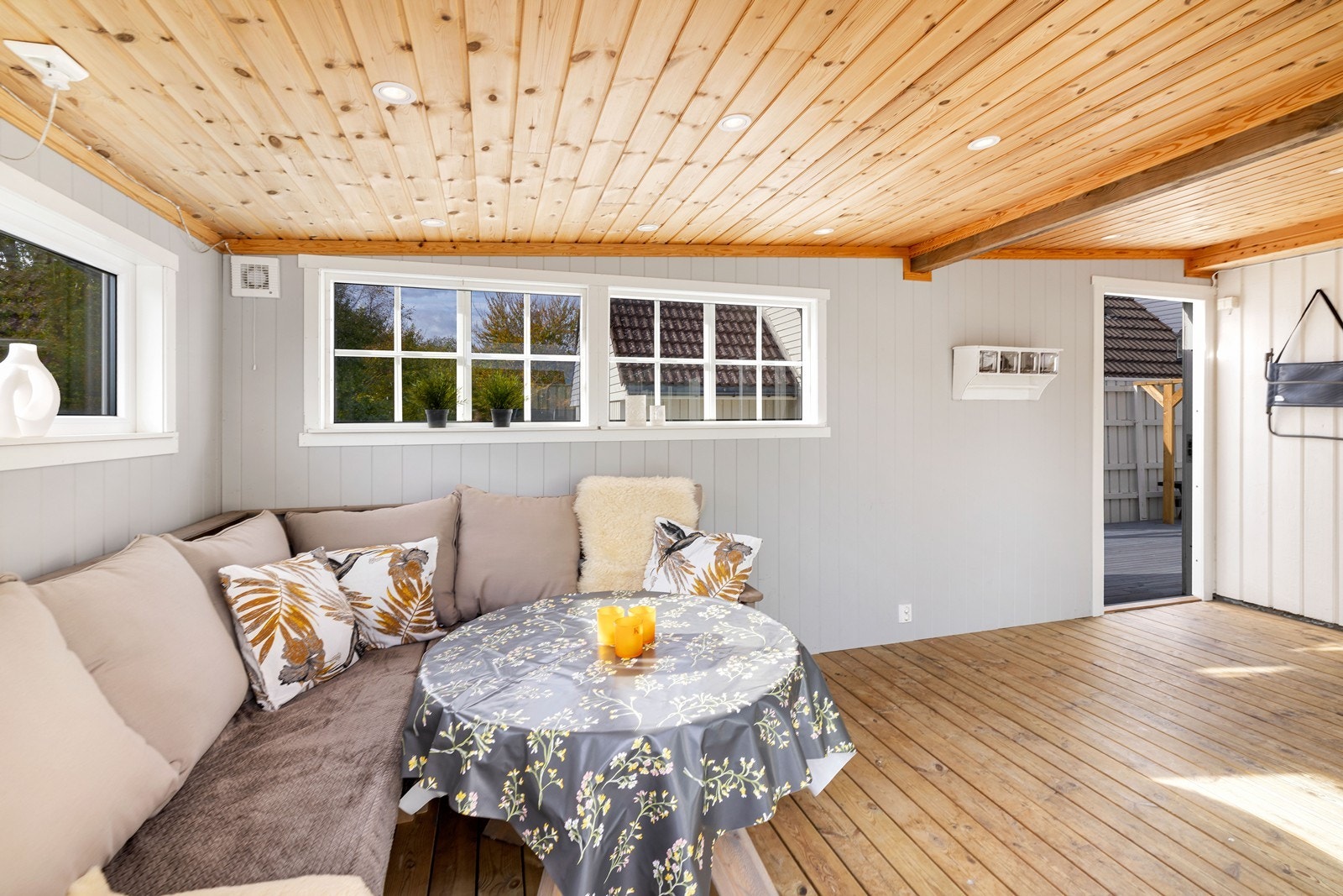 Lun og koselig hagestue som forlenger sommerkveldene. Galleribilde