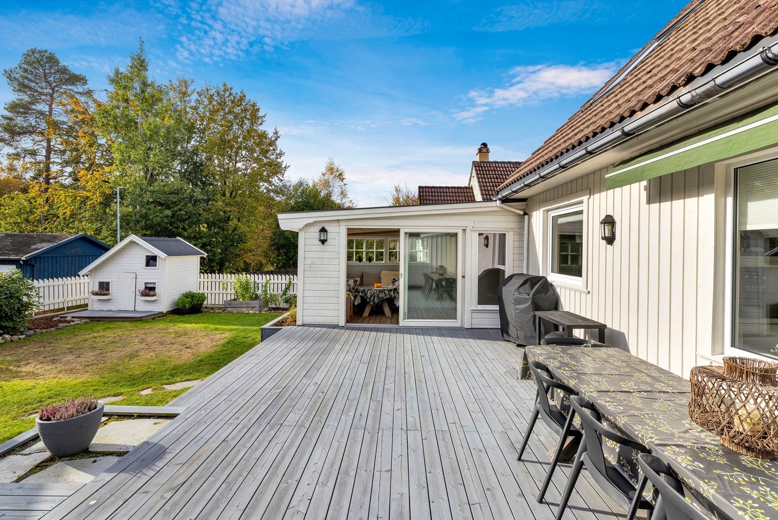 Utgang til terrasse og hage. Galleribilde