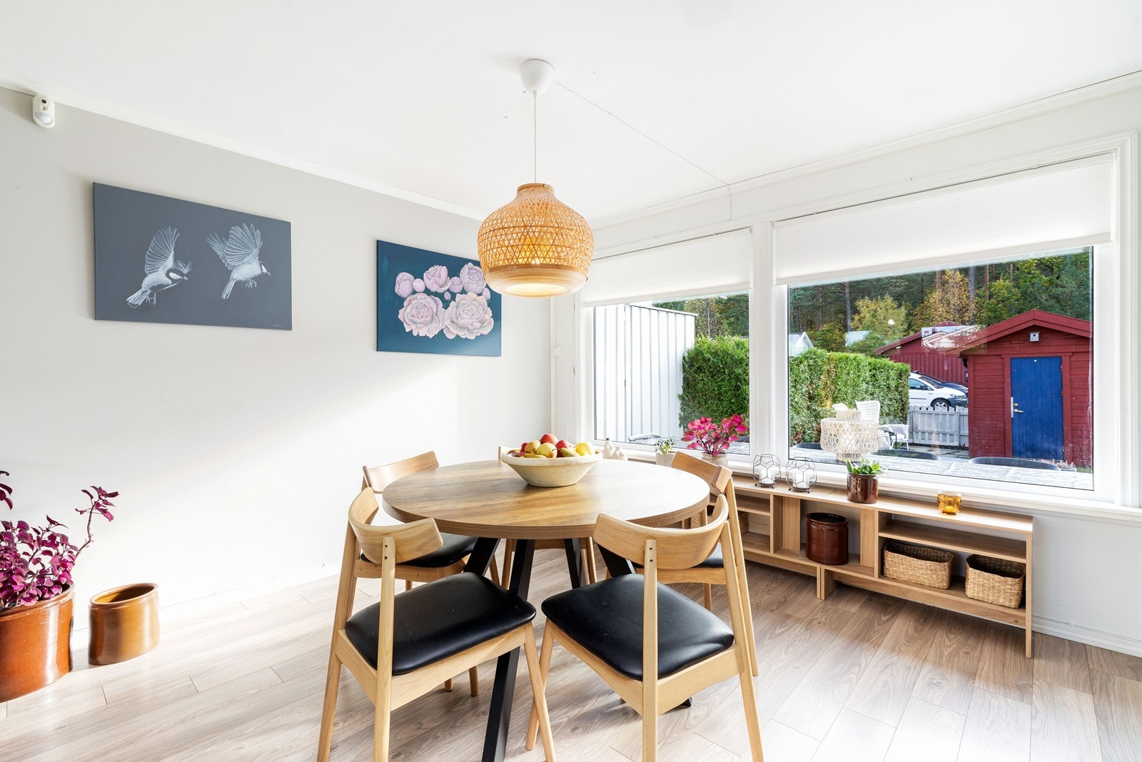 Store vinduer gir naturlig lysinnslipp. Galleribilde