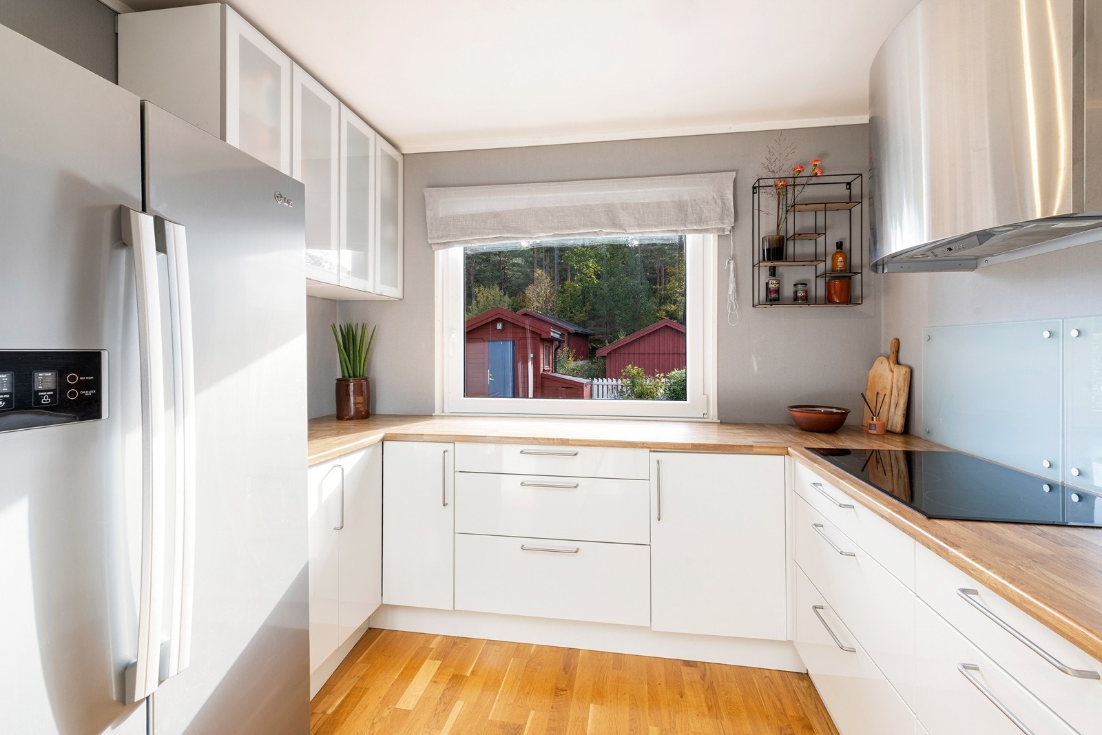 Komfyr, mikro-ovn og koketopp medfølger. Galleribilde