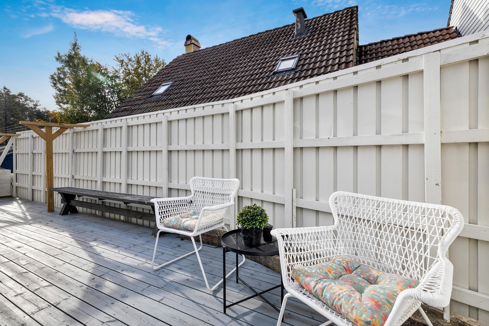 God plass til hagemøbler på terrasse. Galleribilde