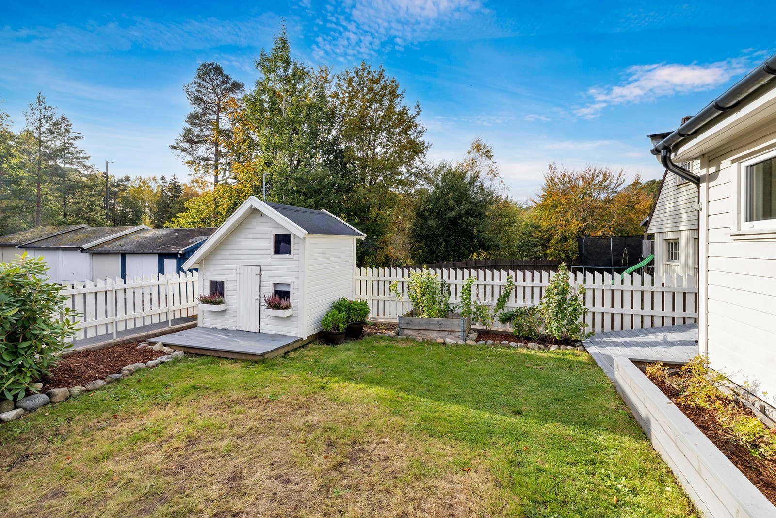 Inngjæret og hyggelig hage. Galleribilde