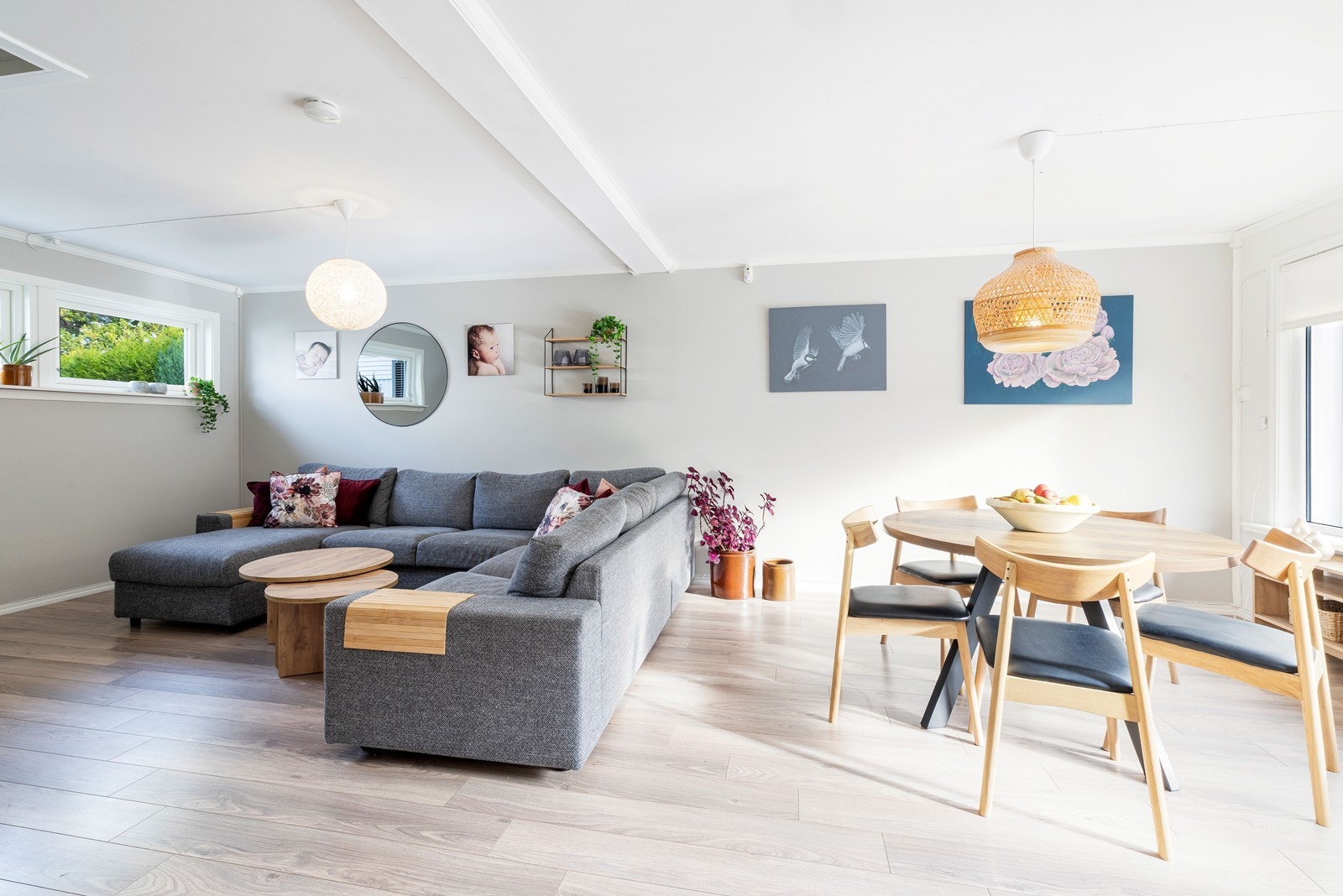 Lyse farger gjør boligen enkel å innrede. Galleribilde