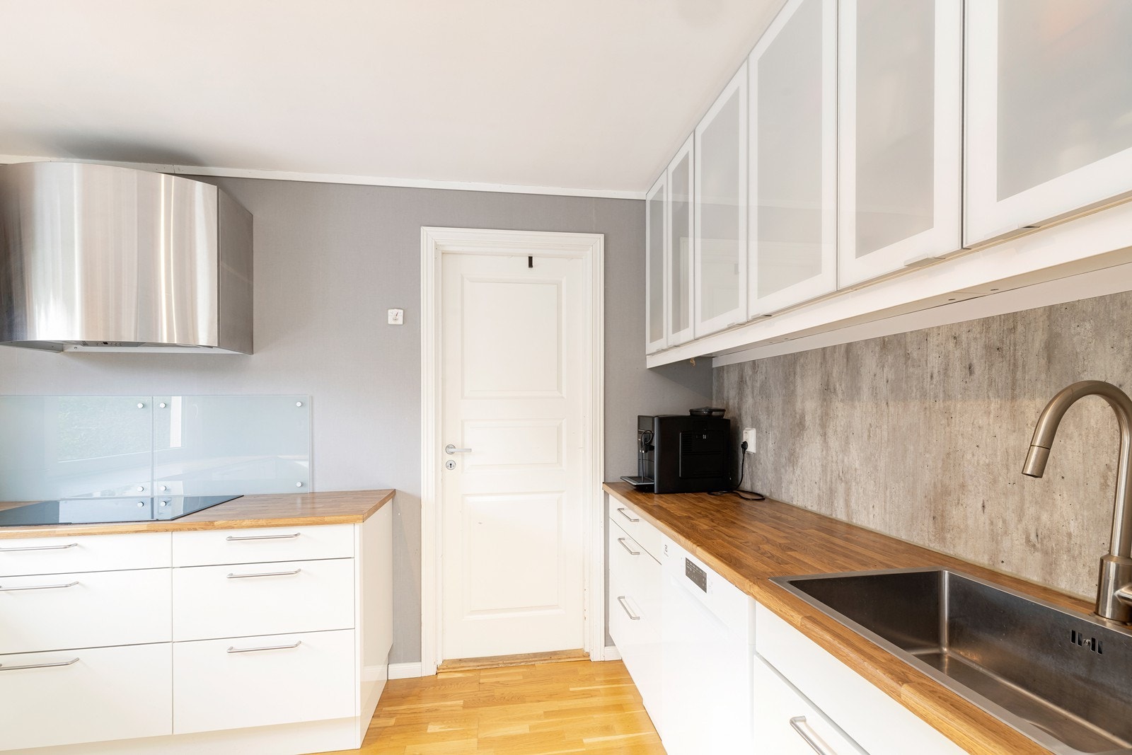 Adkomst til bi-inngang fra kjøkken. Herfra er det utgang til sommerstue, samt adkomst til vaskerom/bad. Galleribilde