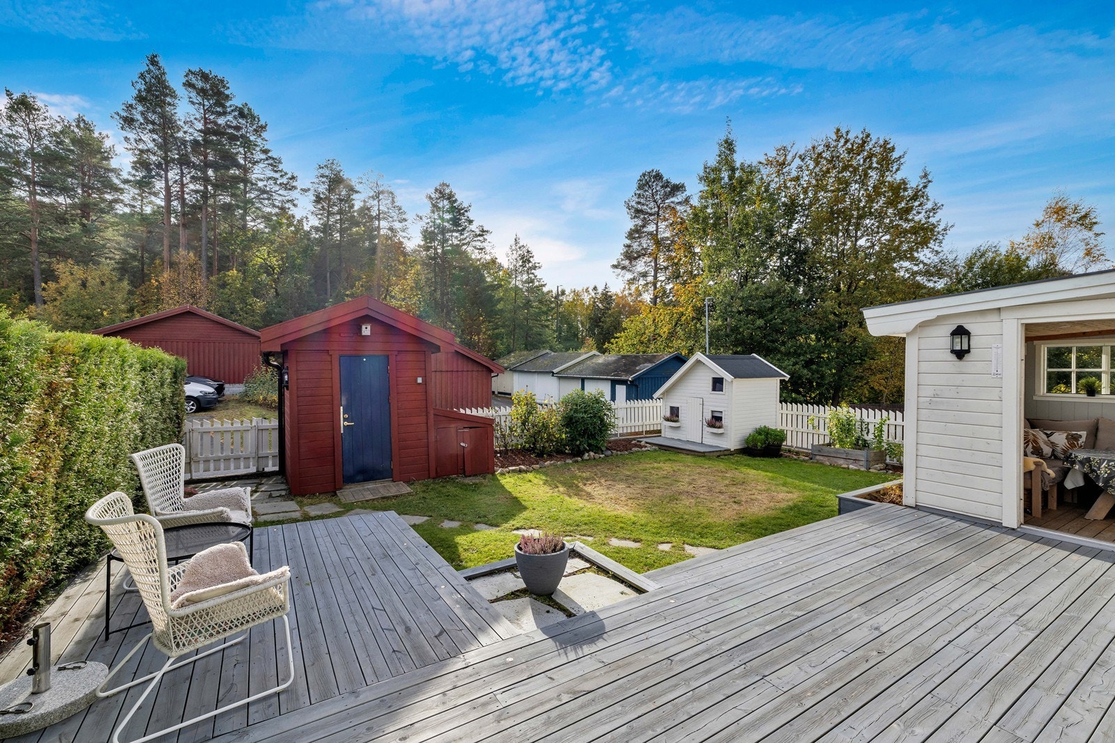 Opparbeidet med plen og diverse beplantning. Galleribilde