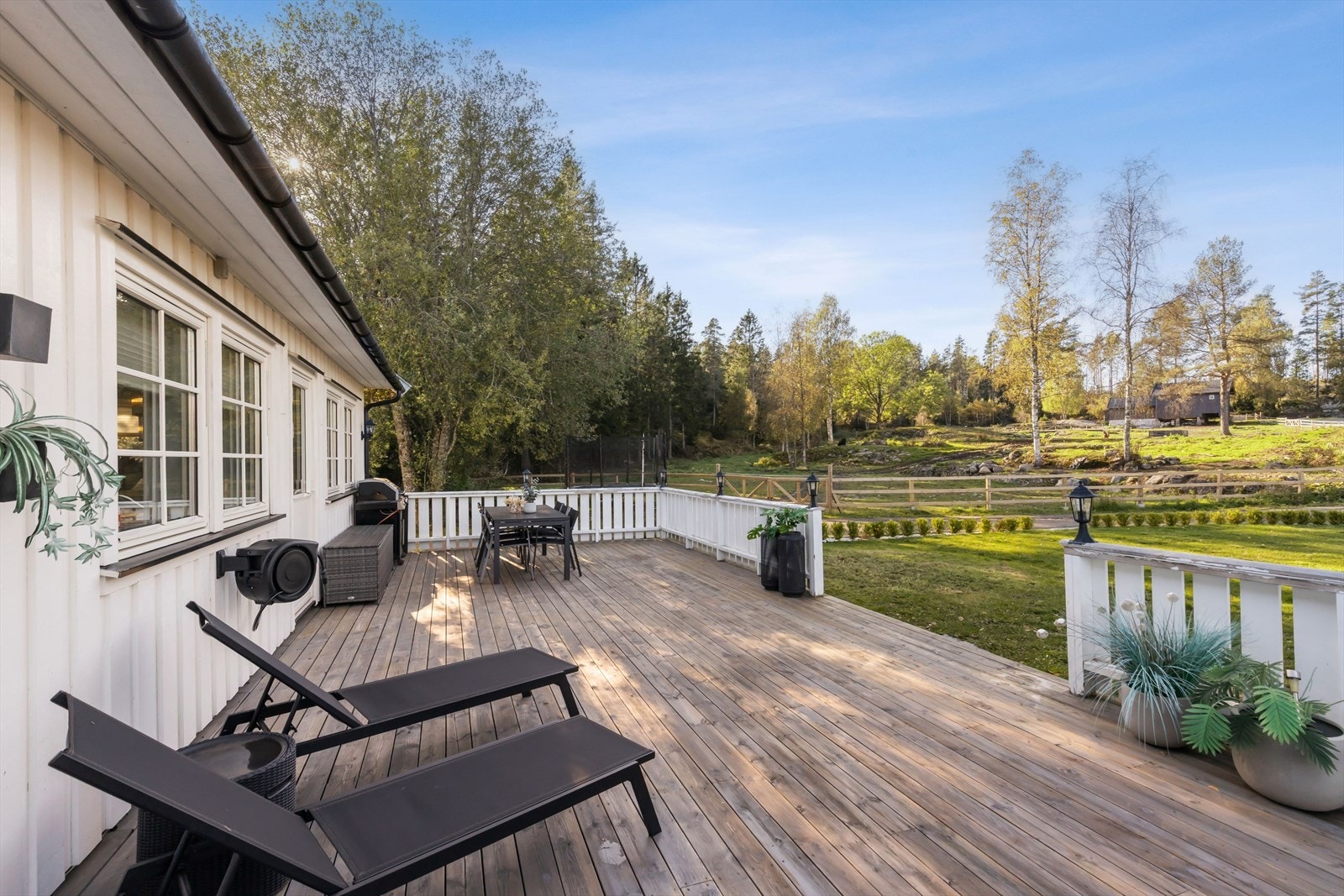 Terrassen blir en forlengelse av stuen på varme sommerdager. Galleribilde