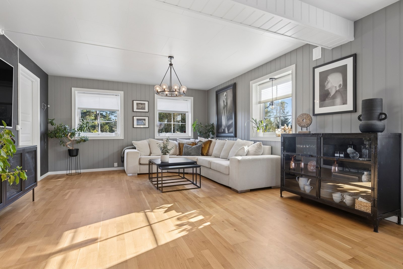 Boligen har gjennomgående moderne og tidsriktige fargevalg. Galleribilde