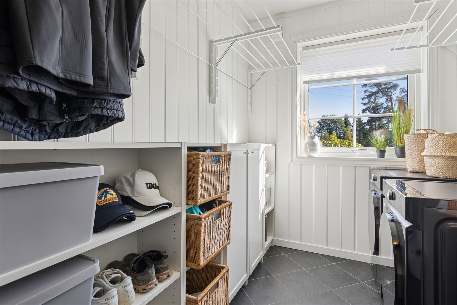 Vaskerommet har flislagt gulv, vegger med malt panel og himlingsplater i tak. Rommet har opplegg for vaskemaskin, samt godt med plass til klesoppheng. Galleribilde