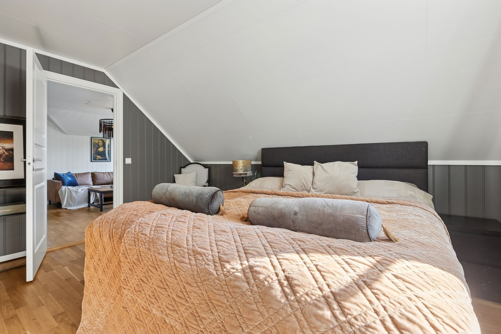 Videre byr boligen på fire gode soverom, det ene er beliggende i 1. etasje, resten er samlet i 2. etasje. Galleribilde