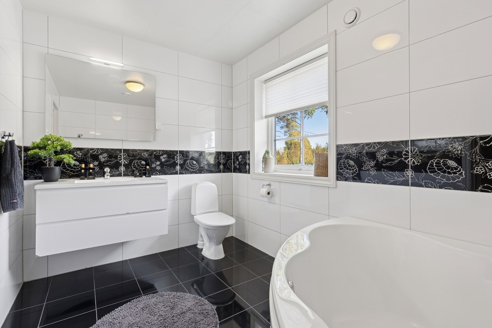 Flislagt baderom beliggende i boligens 1. etasje. Galleribilde