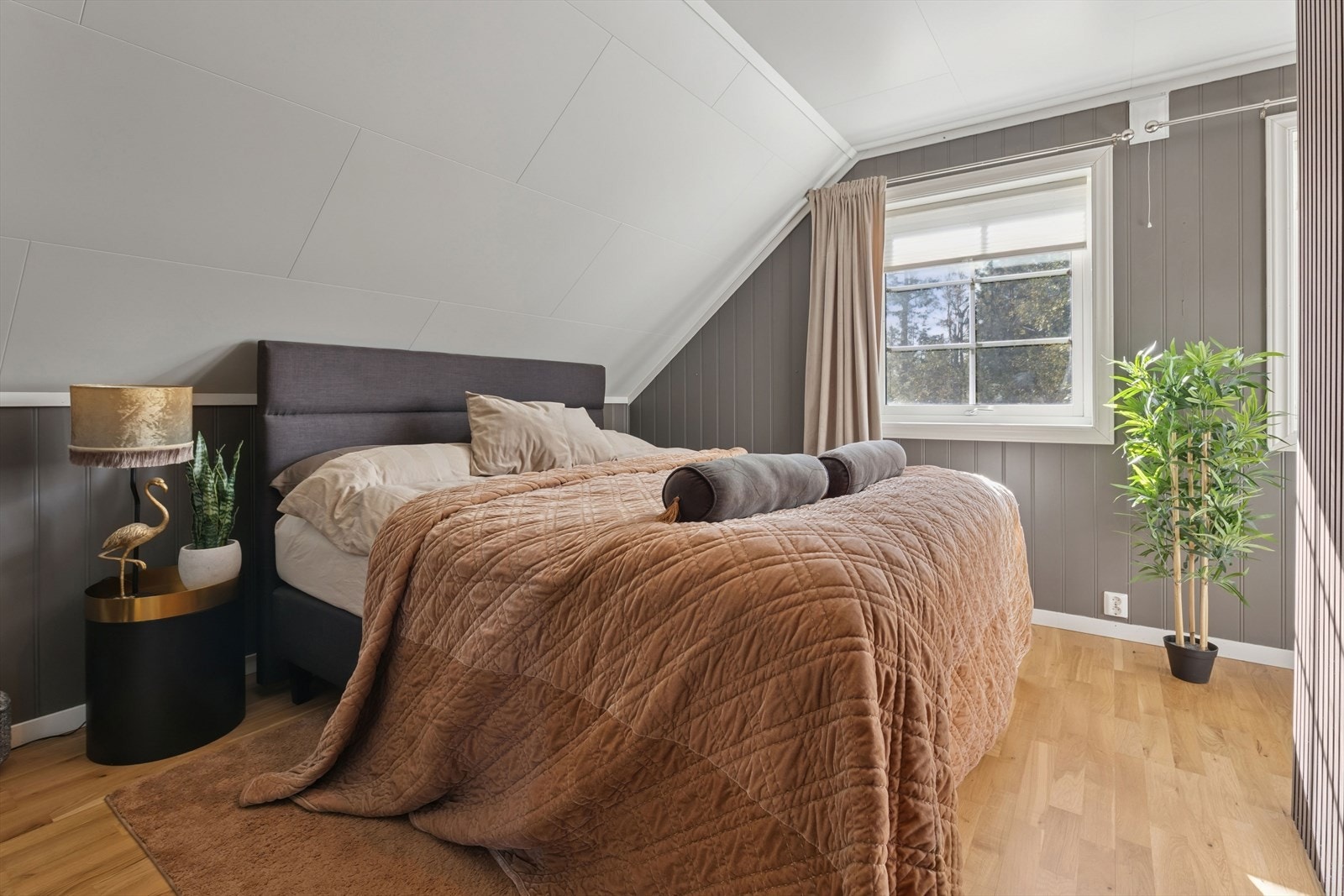 Hovedsoverommet har god plass til dobbeltseng og tilhørende møblement. Galleribilde