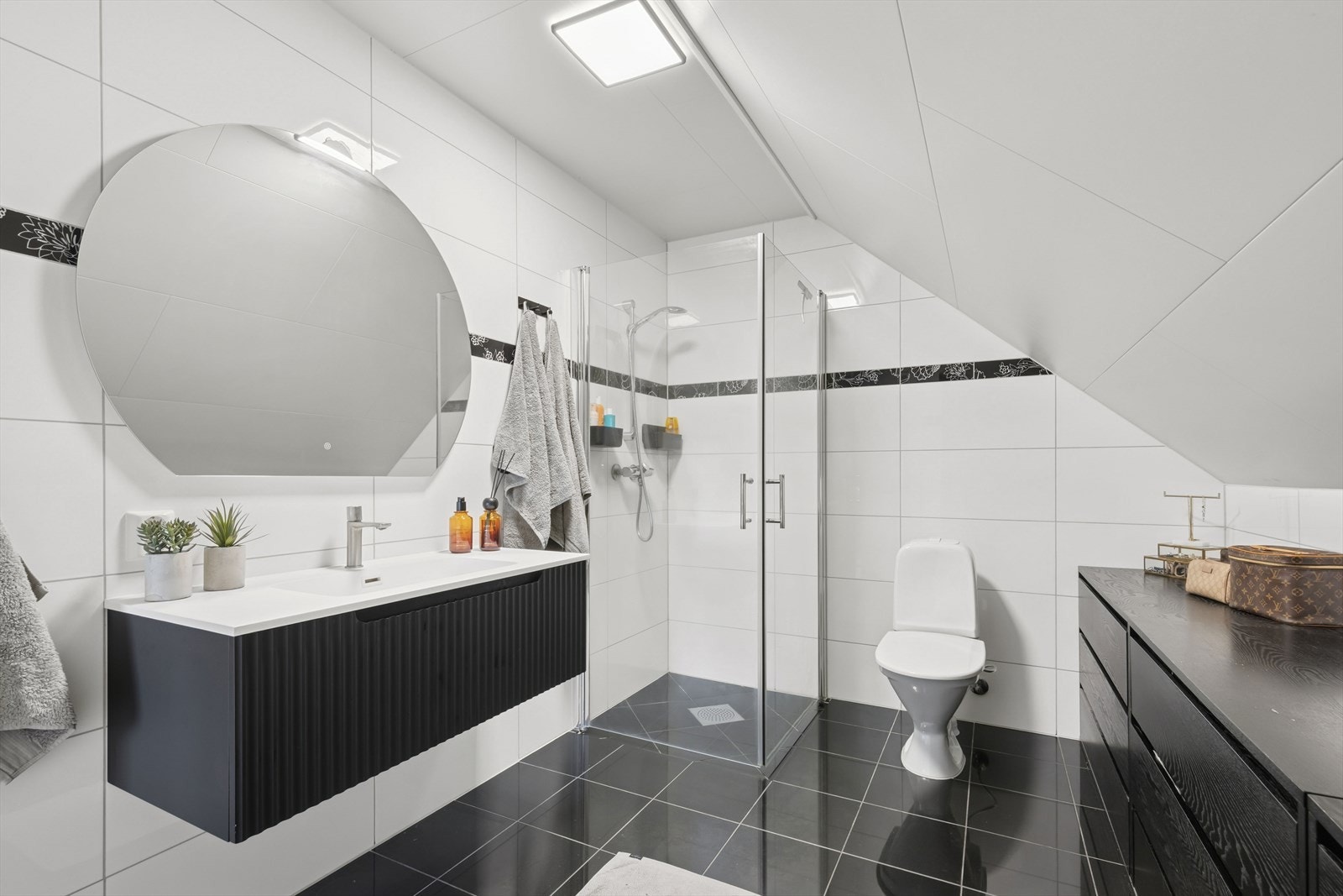 Bad beliggende i 2. etasje har flislagt gulv og vegger, samt himlingsplater i tak. Galleribilde