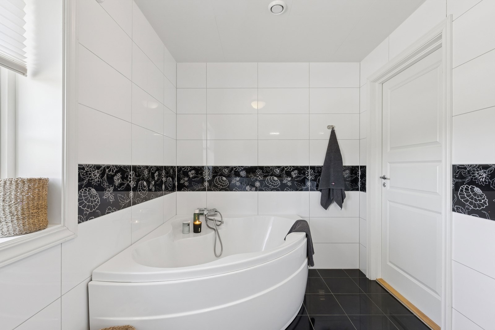 Badet er utstyrt med toalett, badekar, innredning med nedfelt servant og speil. Galleribilde