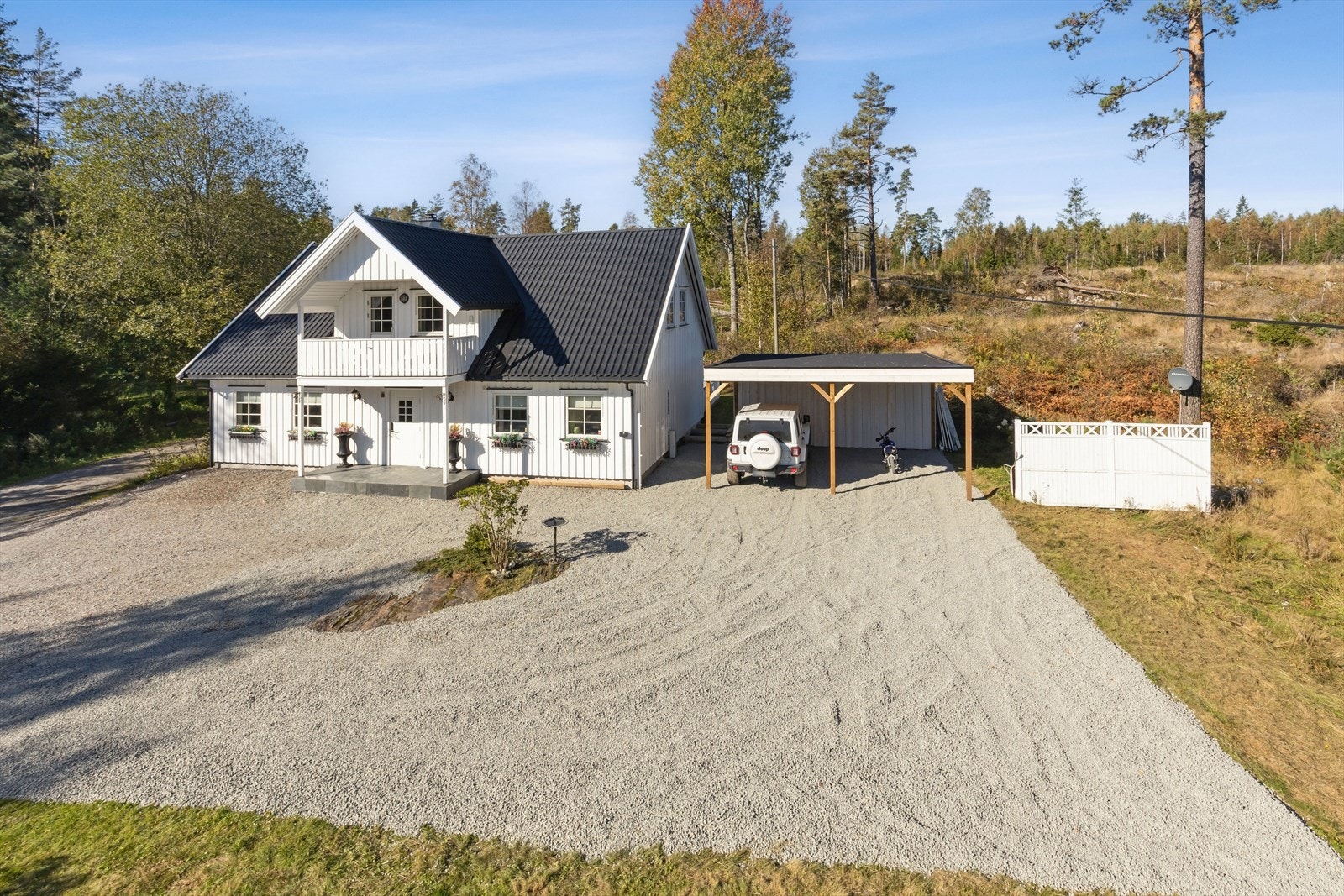 Gode parkeringsmuligheter i dobbel carport, samt i stor, gruset gårdsplass. Galleribilde