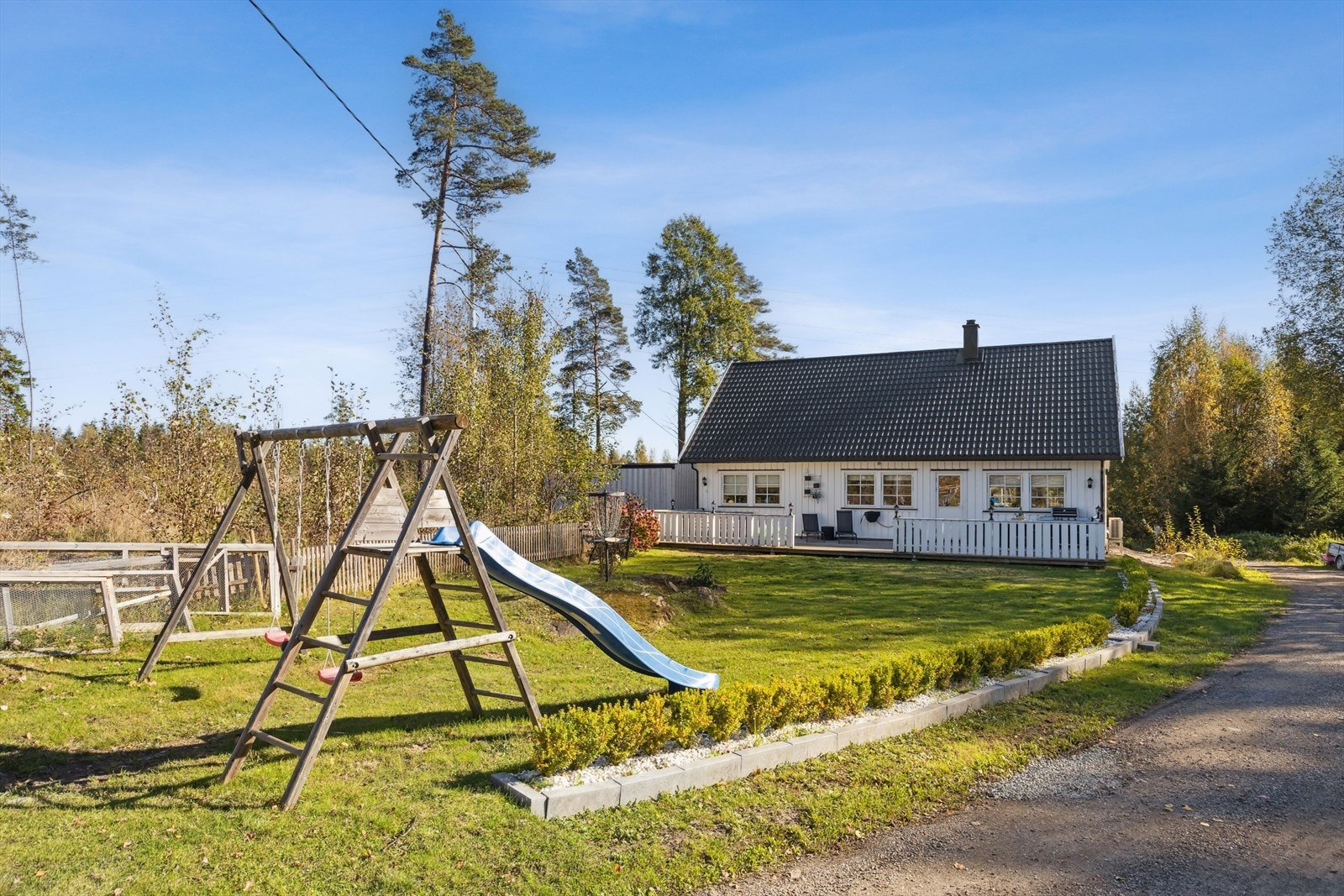 Familievennlig enebolig over to plan med landlig sjarm og moderne komfort. Galleribilde