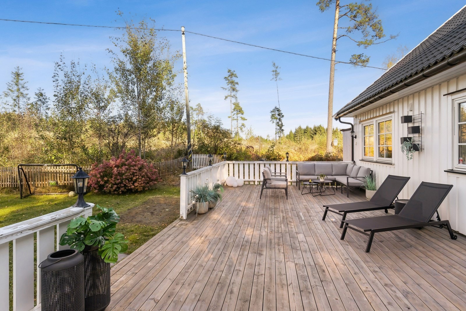 Terrassen har god plass til å møblere i flere soner, alt etter eget ønske og behov. Galleribilde