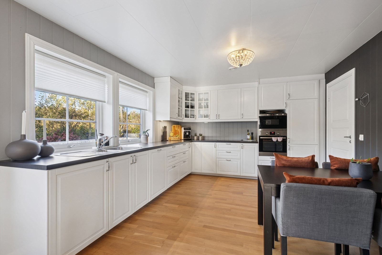 Kjøkkenet er innholdsrikt og funksjonelt, med god skap- og benkeplass. Galleribilde