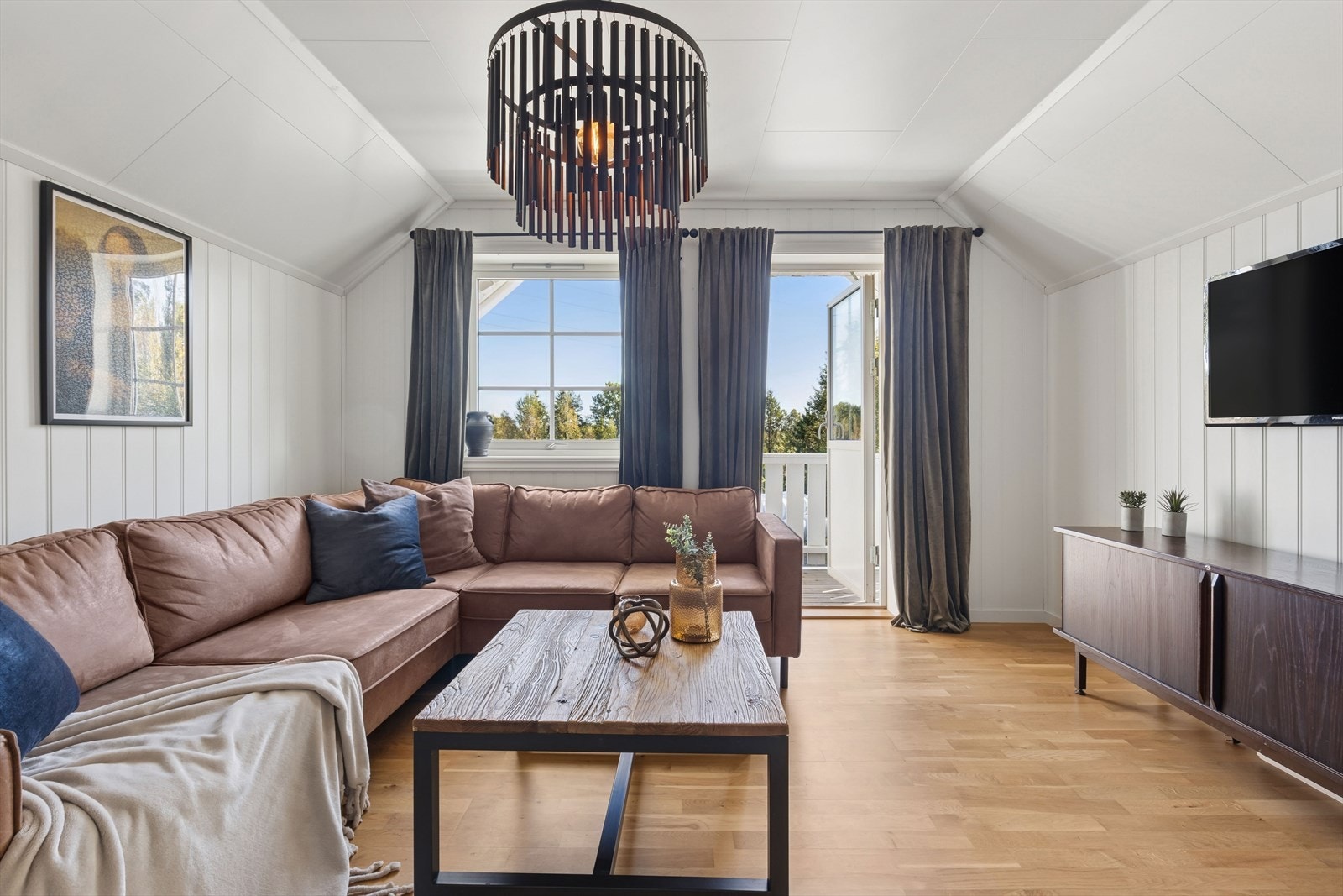 Loftstuen gir et lyst og trivelig oppholdsrom - perfekt som ungdomsrom, TV-stue eller lekeområde. Galleribilde