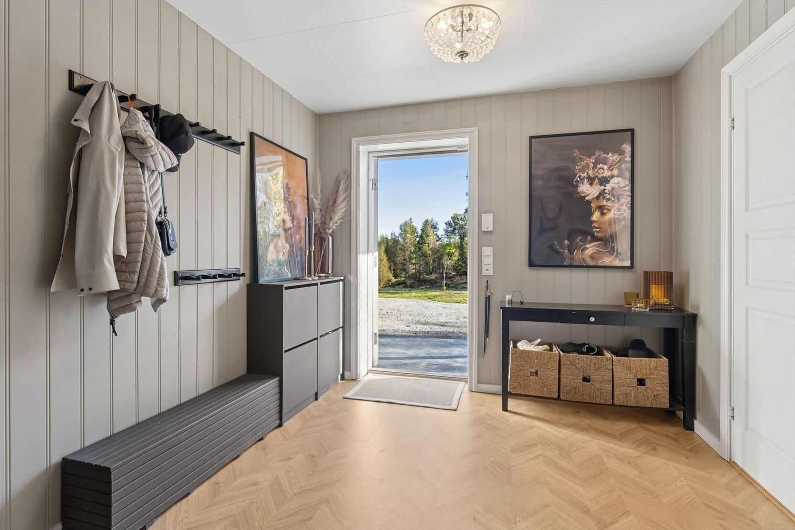 Her ønskes du velkommen inn i romlig entré med god plass til å henge fra seg ytterklær. Galleribilde