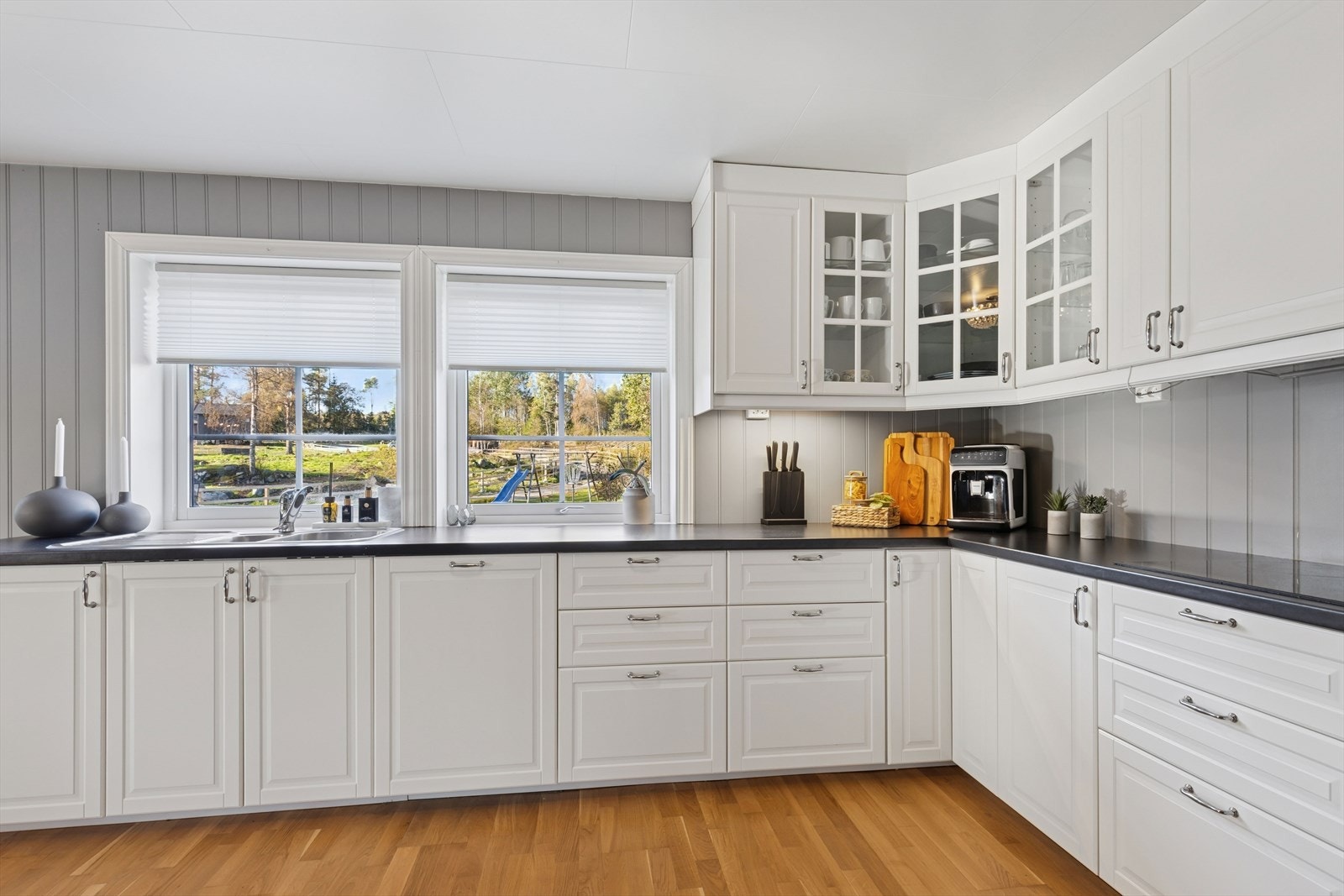 Innredningen har hvite profilerte fronter og benkeplate av laminat. Galleribilde