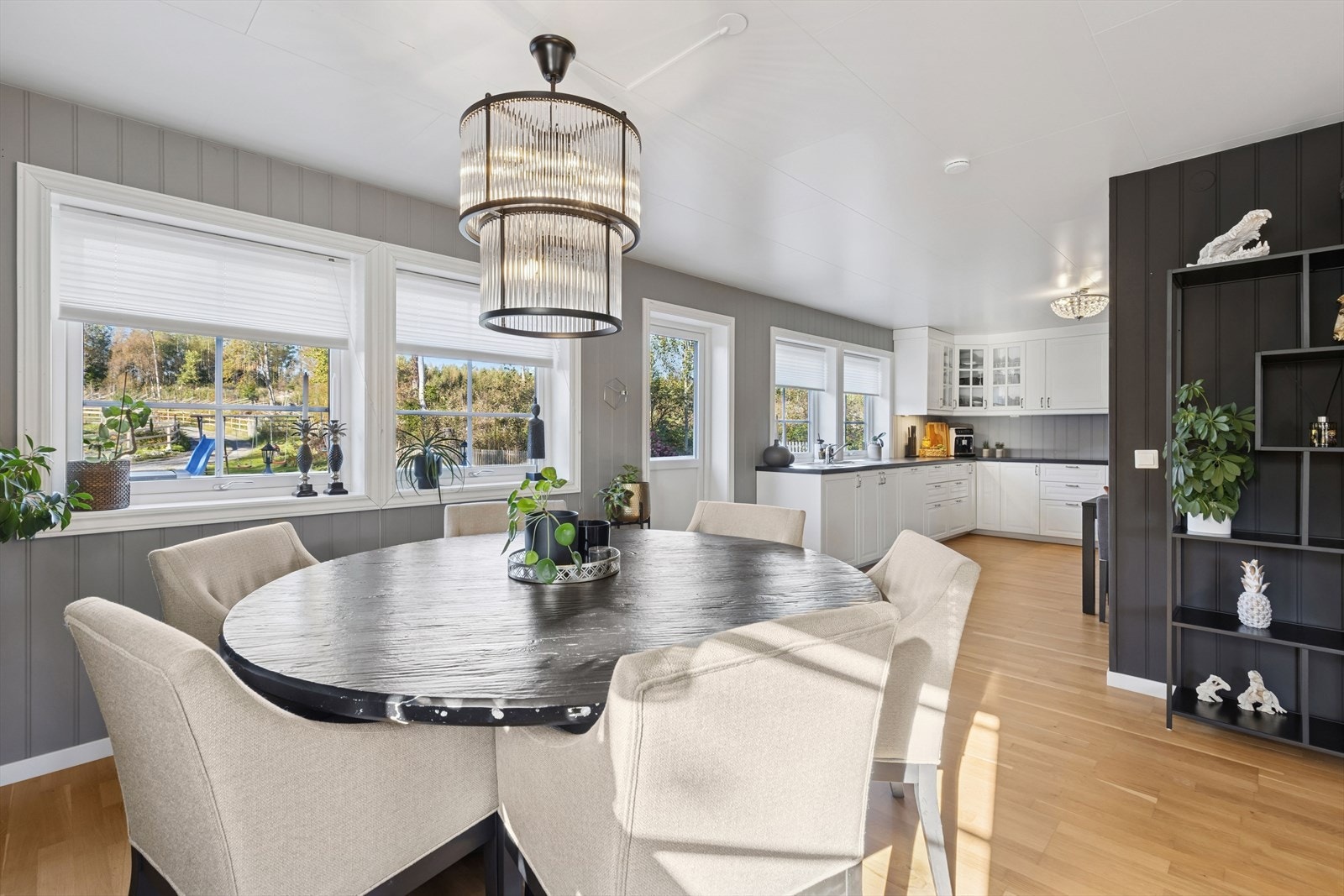 Den åpne løsningen mot kjøkkenet skaper en luftig og sosial atmosfære - perfekt for både hverdagsliv og hyggelige sammenkomster. Galleribilde