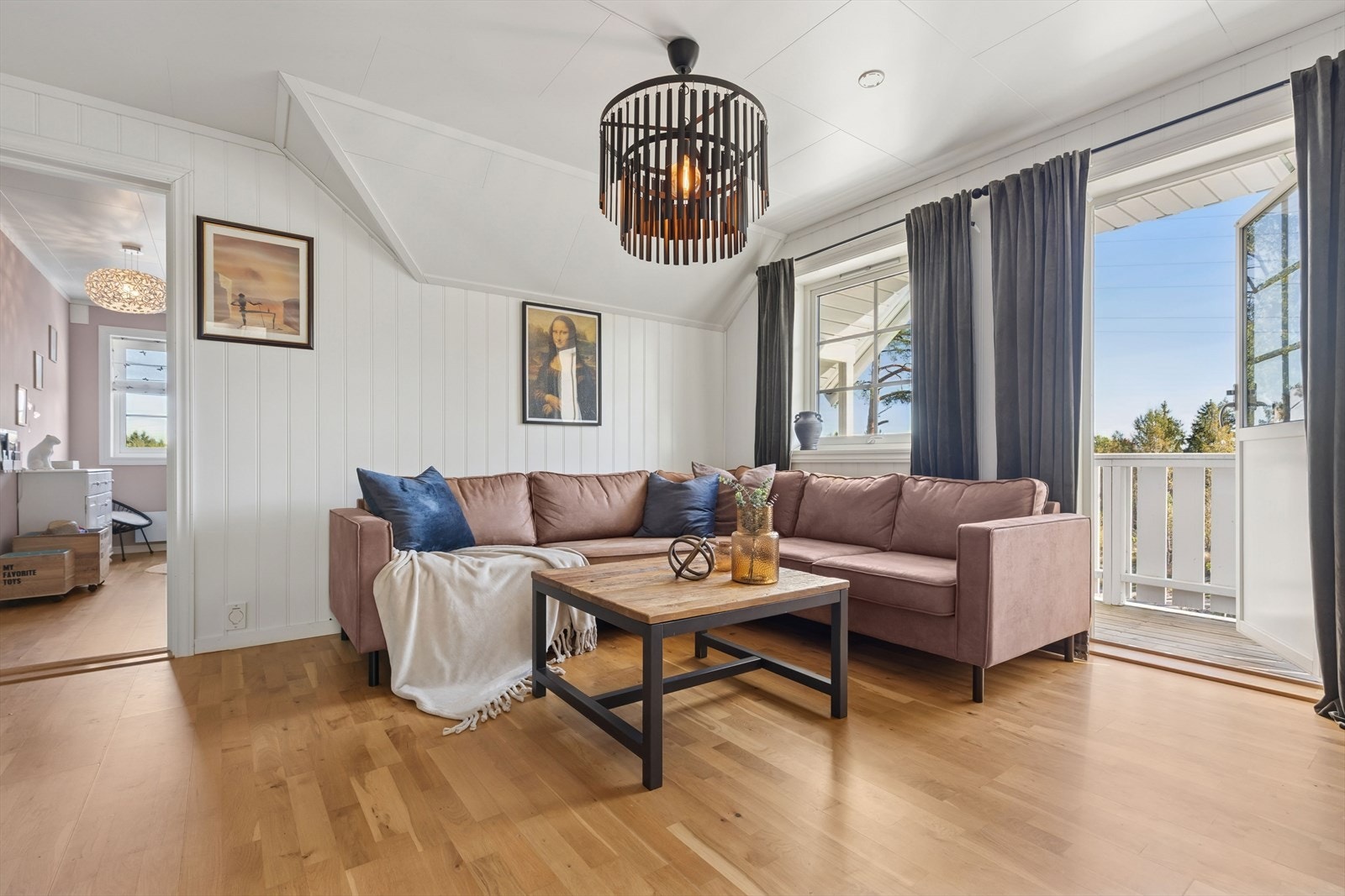 Herfra er det direkte utgang til en overbygd balkong. Galleribilde