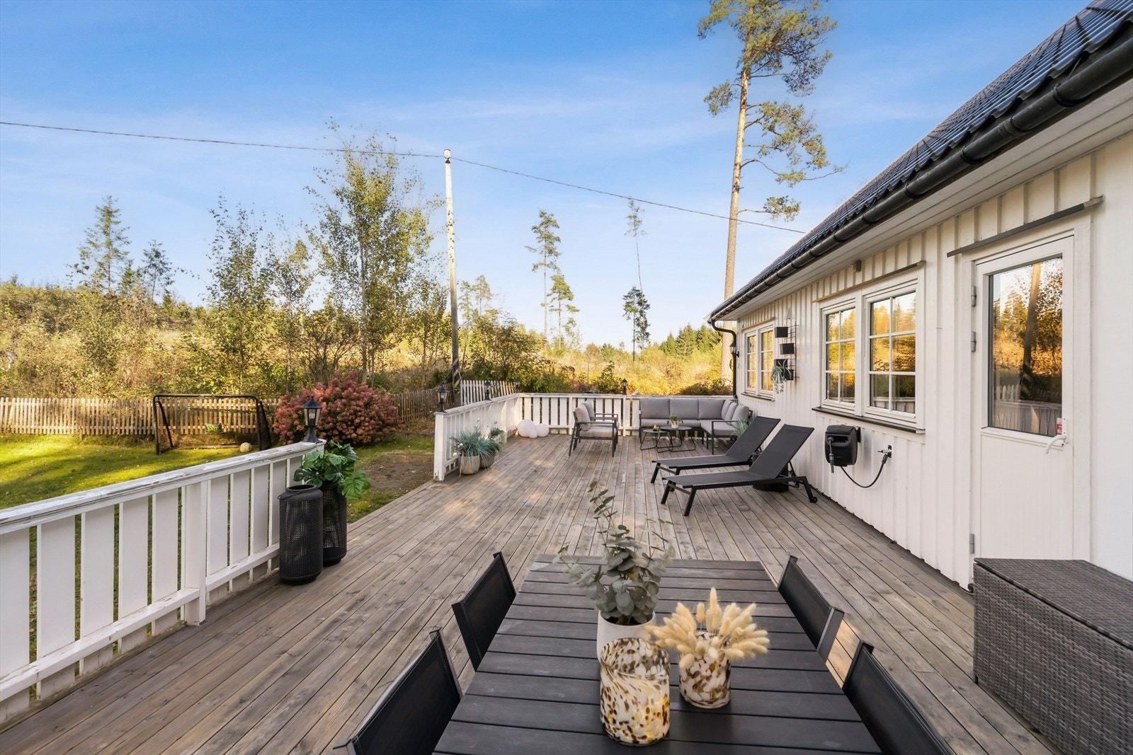 Fra stuen er det direkte utgang til en stor terrasse og hage. Galleribilde