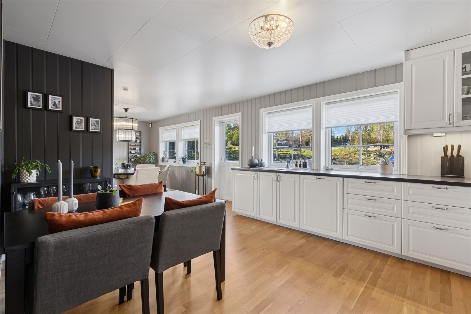 Koselig spiseplass i kroken hvor hverdags måltidene kan nytes. Galleribilde