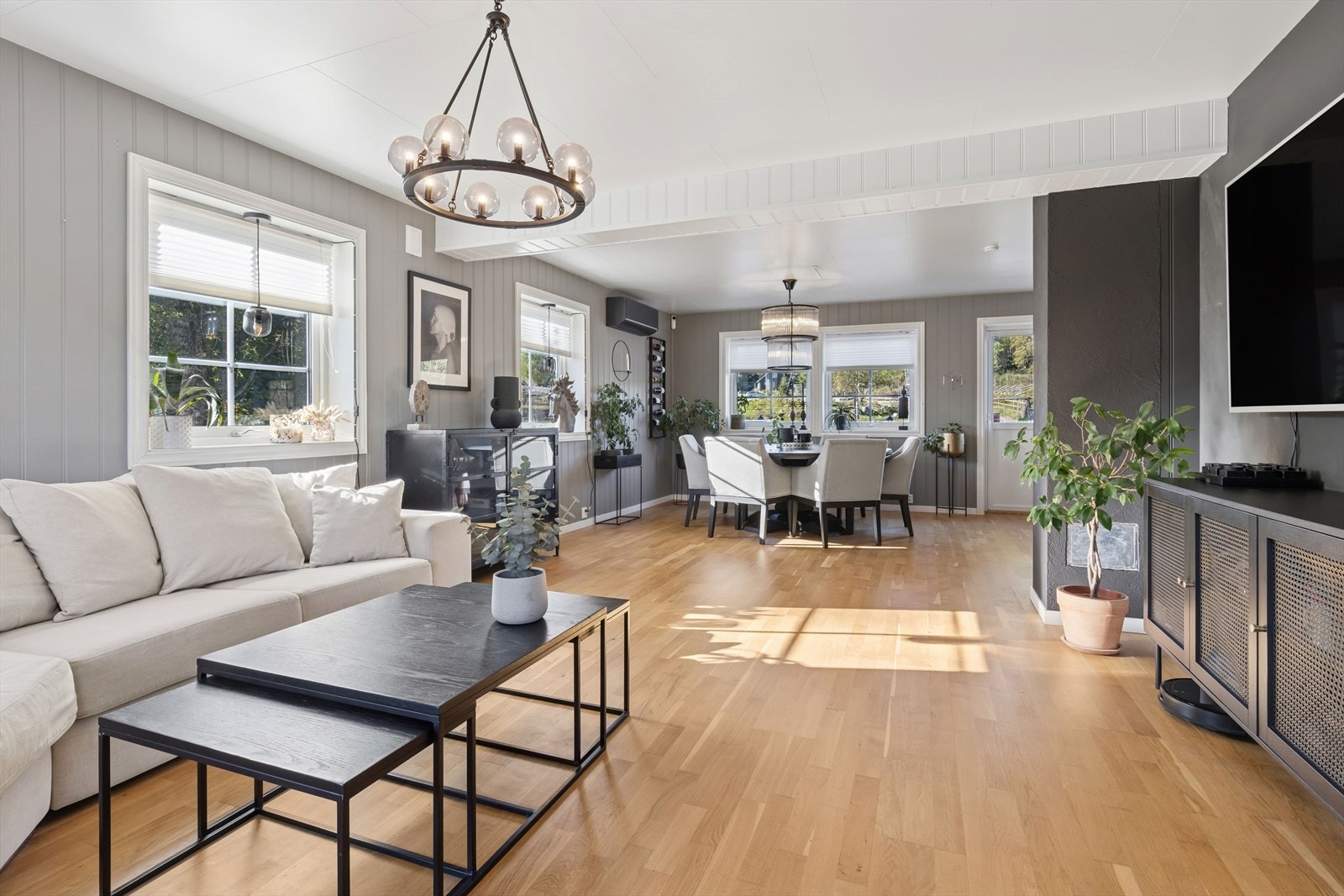 Stuen er romslig og møbleringsvennlig med flere vindusflater som slipper inn rikelig med naturlig lys gjennom hele dagen. Galleribilde