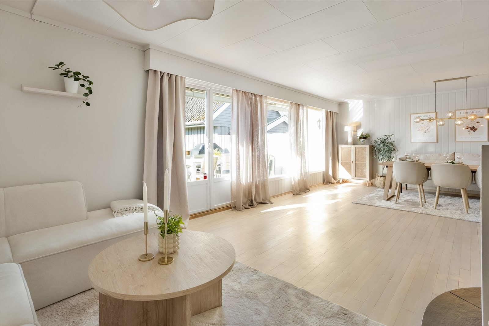 Store vindusflater gir god tilgang på naturlig lys Galleribilde