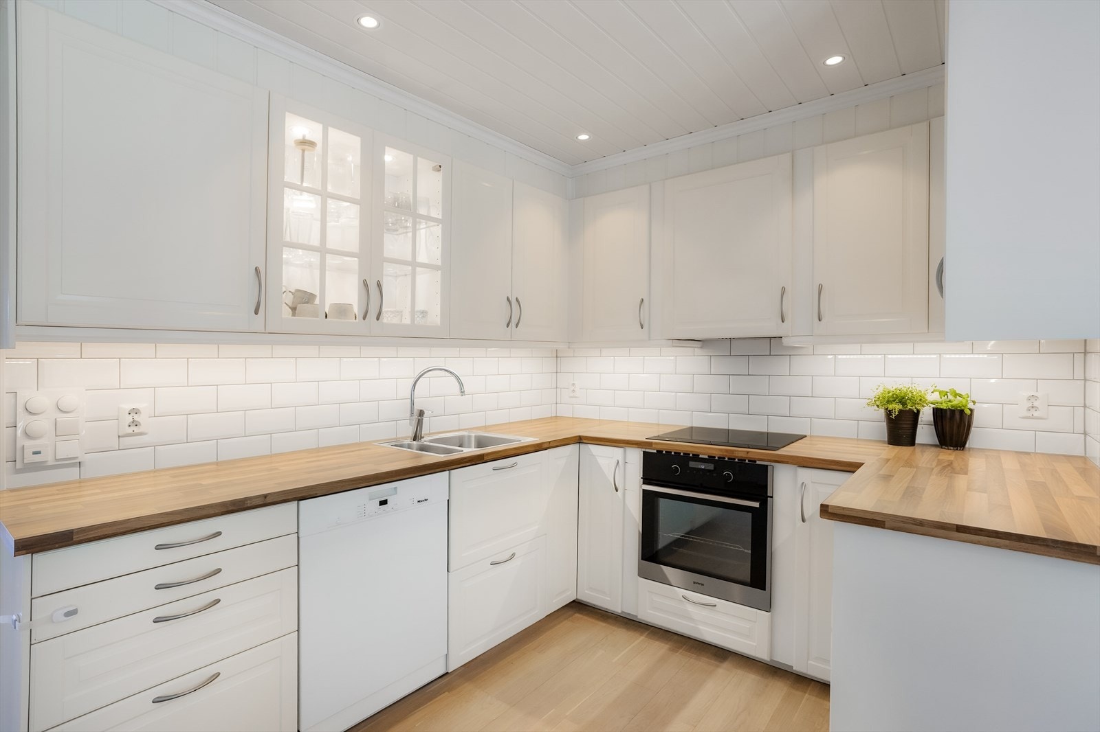 Kjøkken - hvitevarer følger med i handelen, herunder: kjøl/frys, ovn/platetopp og oppvaskmaskin Galleribilde