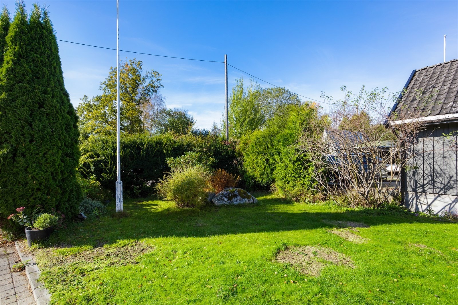 Pent opparbeidet og frodig hage Galleribilde