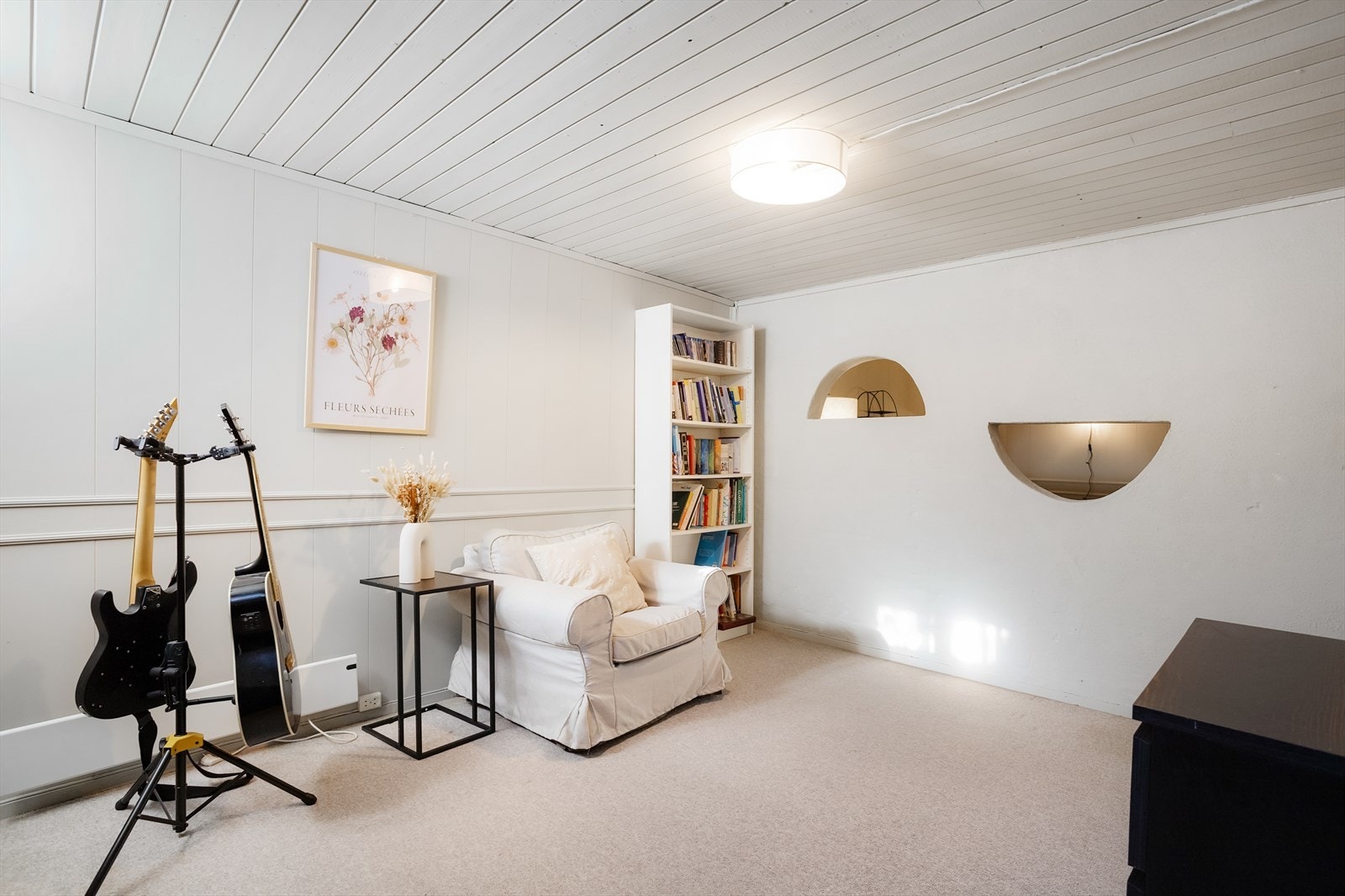 Todelt og romslig kjellerstue Galleribilde