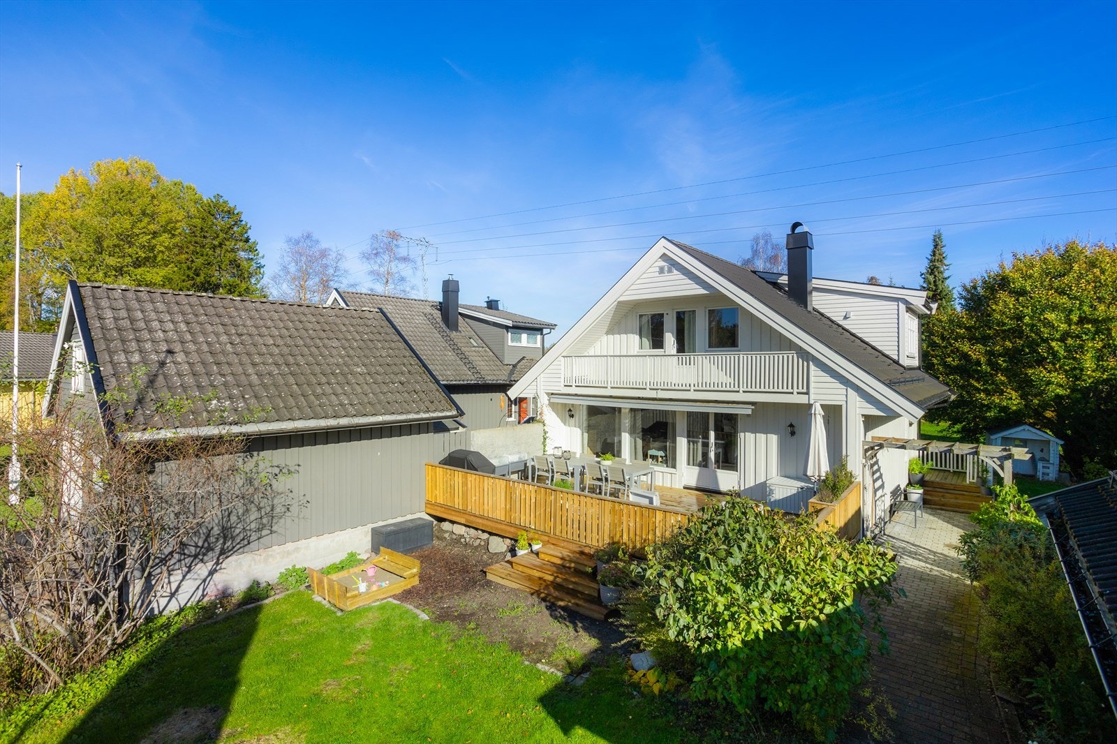 Solrik, usjenert og pent opparbeidet uteplass Galleribilde