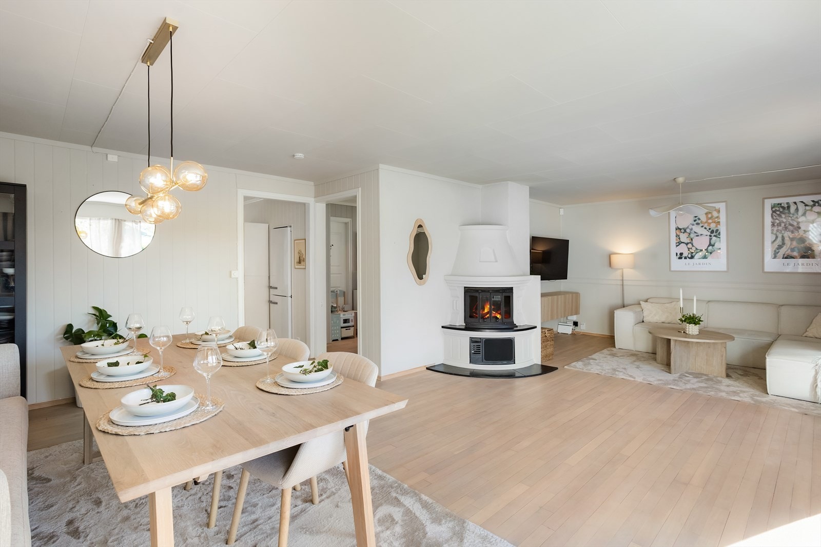 Koselig stue og spisestue med peis Galleribilde