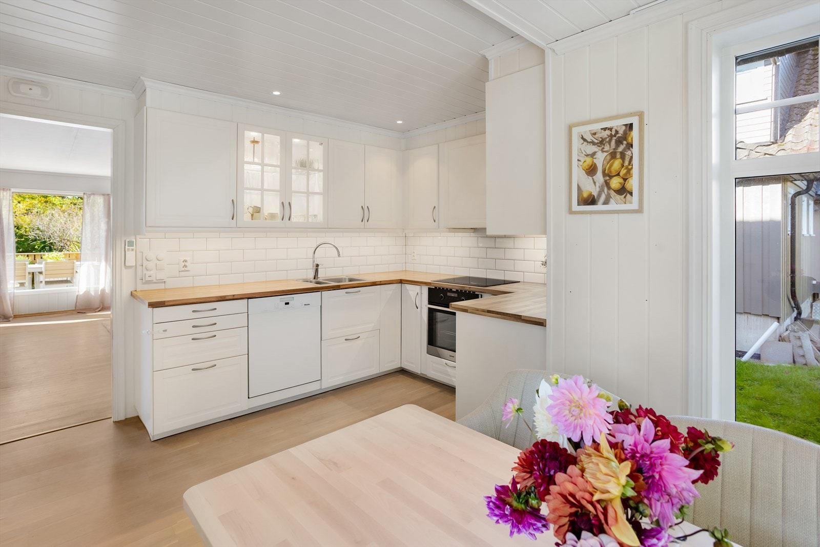 Pent og praktisk kjøkken med god skap- og lagringsplass Galleribilde